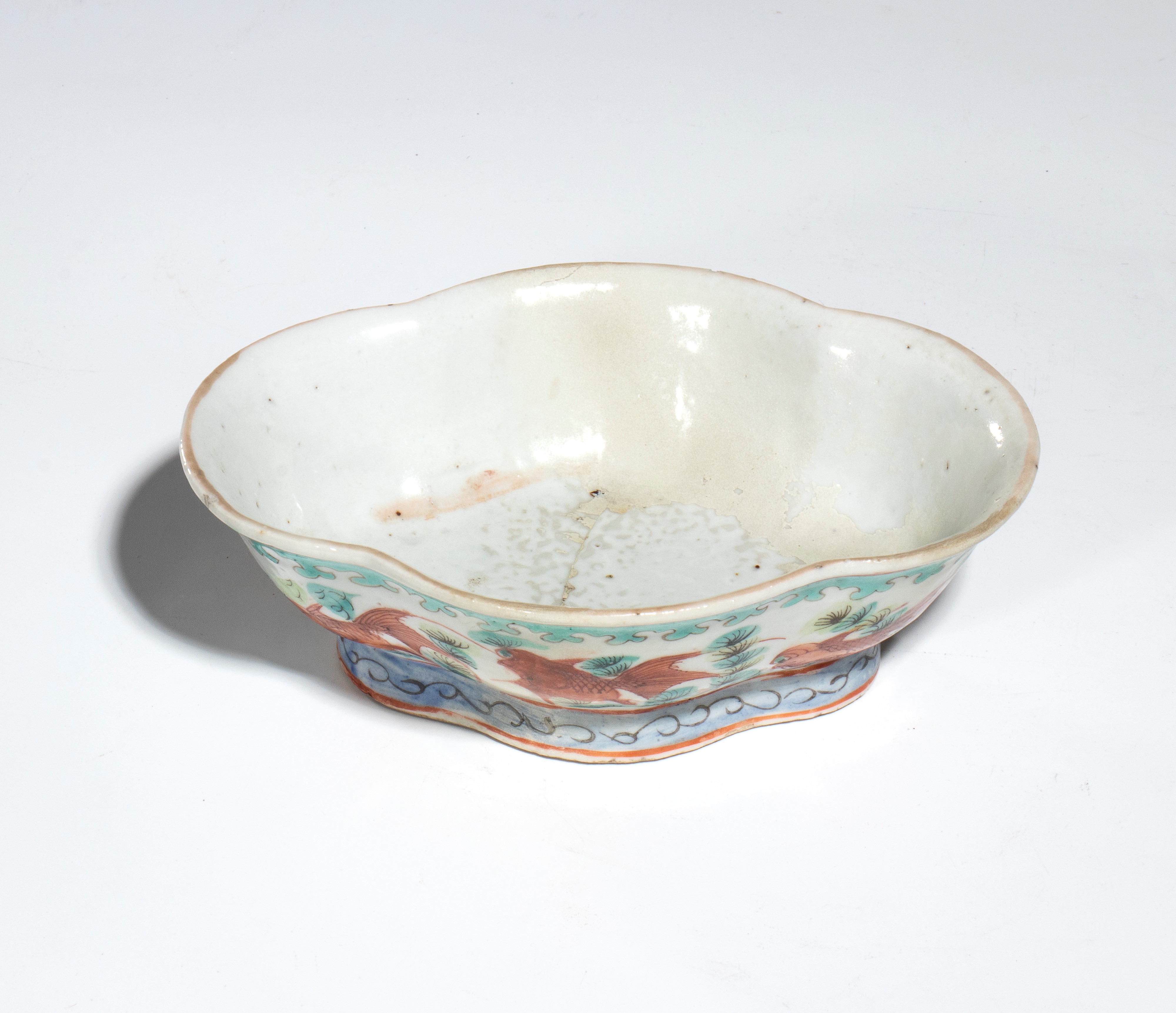 Cina, Alzata polilobata decorata con pesci in rosso di ferro e elementi blu (fine dinastia Qing, ...