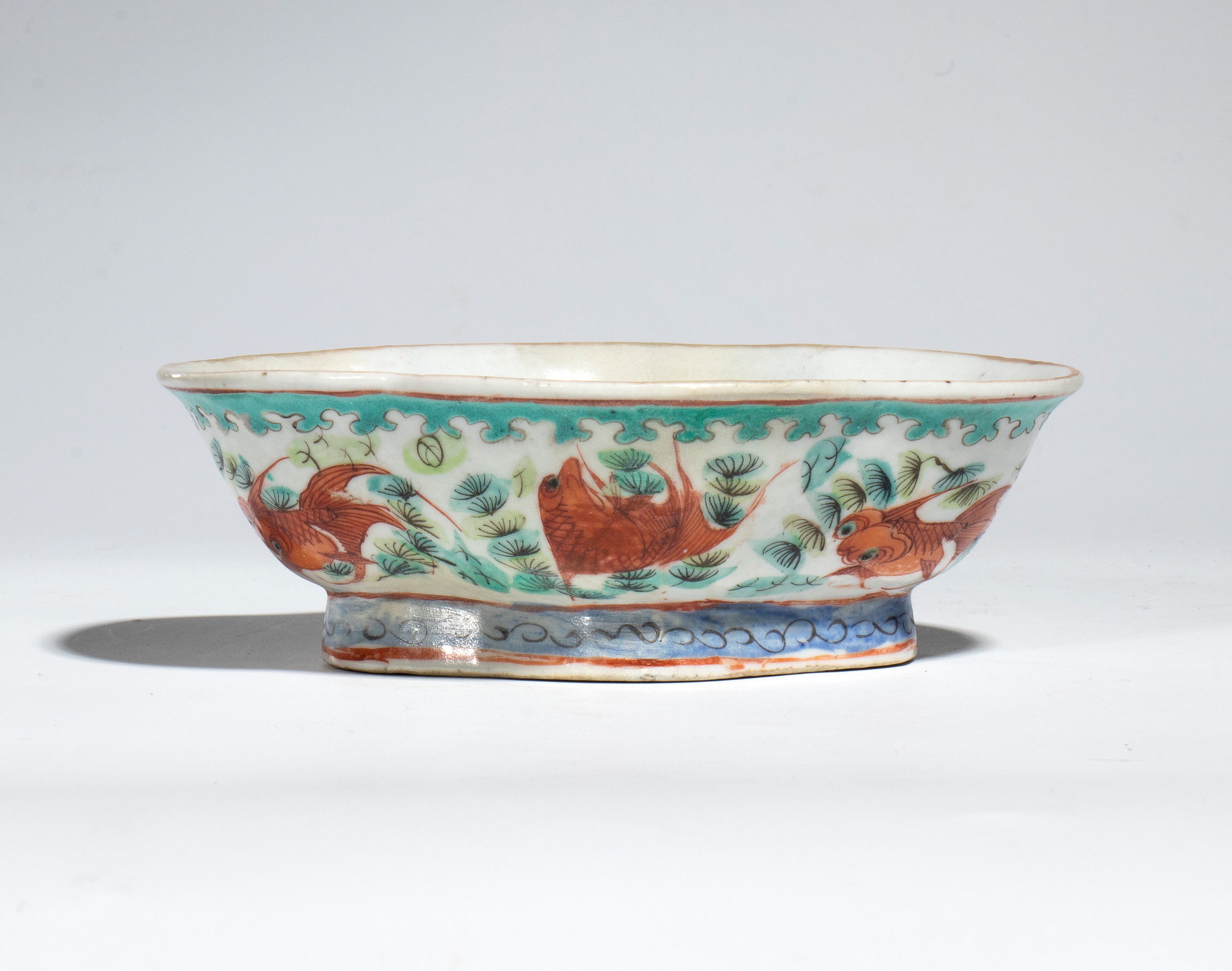 Cina, Alzata polilobata decorata con pesci in rosso di ferro e elementi blu (fine dinastia Qing, ...