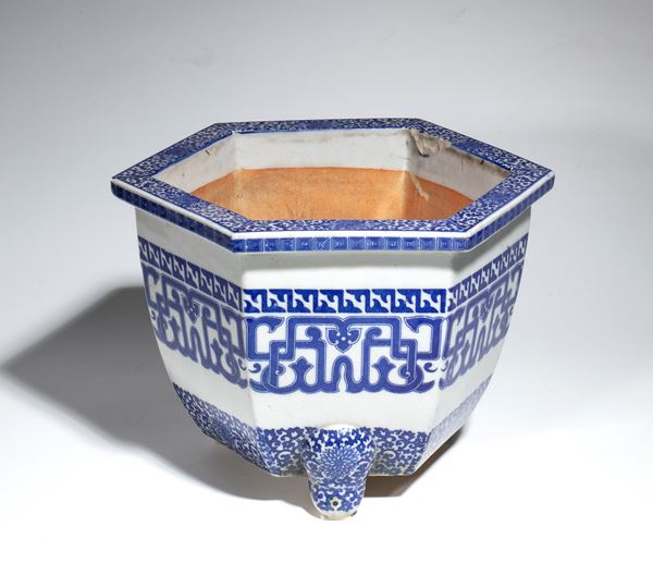A blue and white porcelain cachepot decorated with floral and geometric motifs. China, 20th century.
