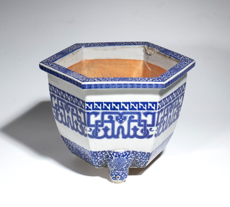 Cachepot, porcellana bianca e blu decorata a motivi floreali e geometrici