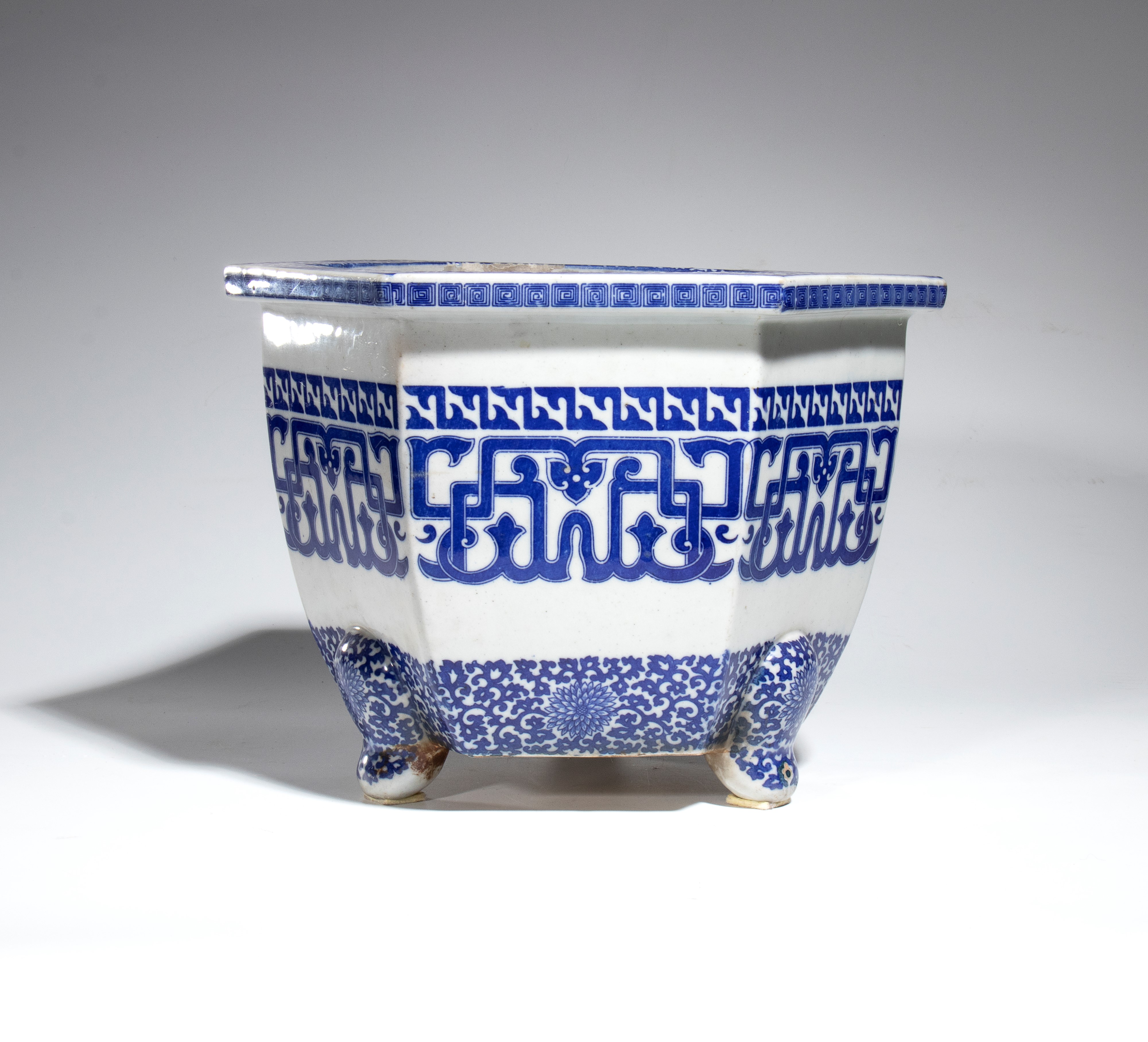 Cachepot, porcellana bianca e blu decorata a motivi floreali e geometrici