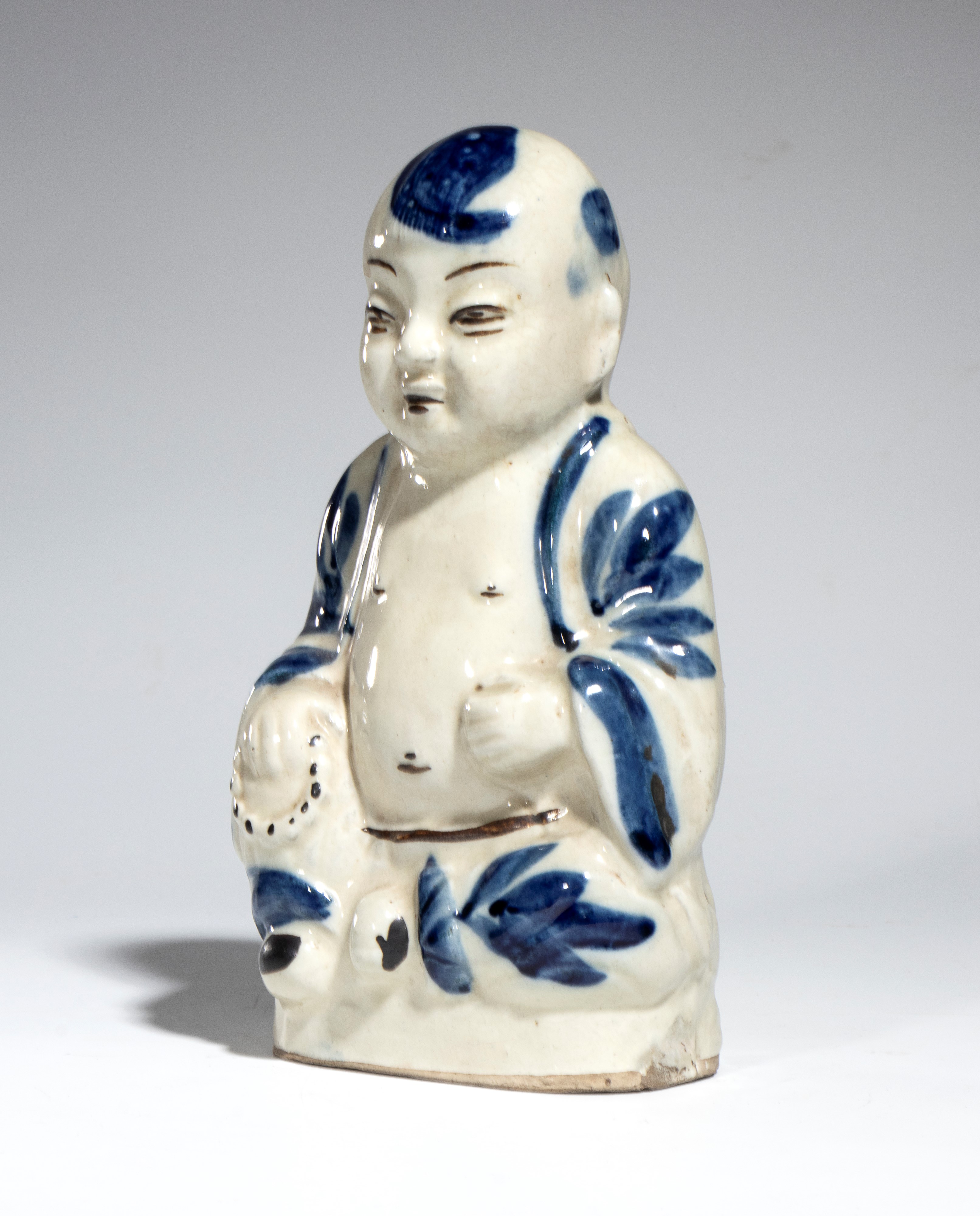 Piccola figura di fanciullo Tongzi, porcellana bianca e blu, Cina, inizio XX secolo