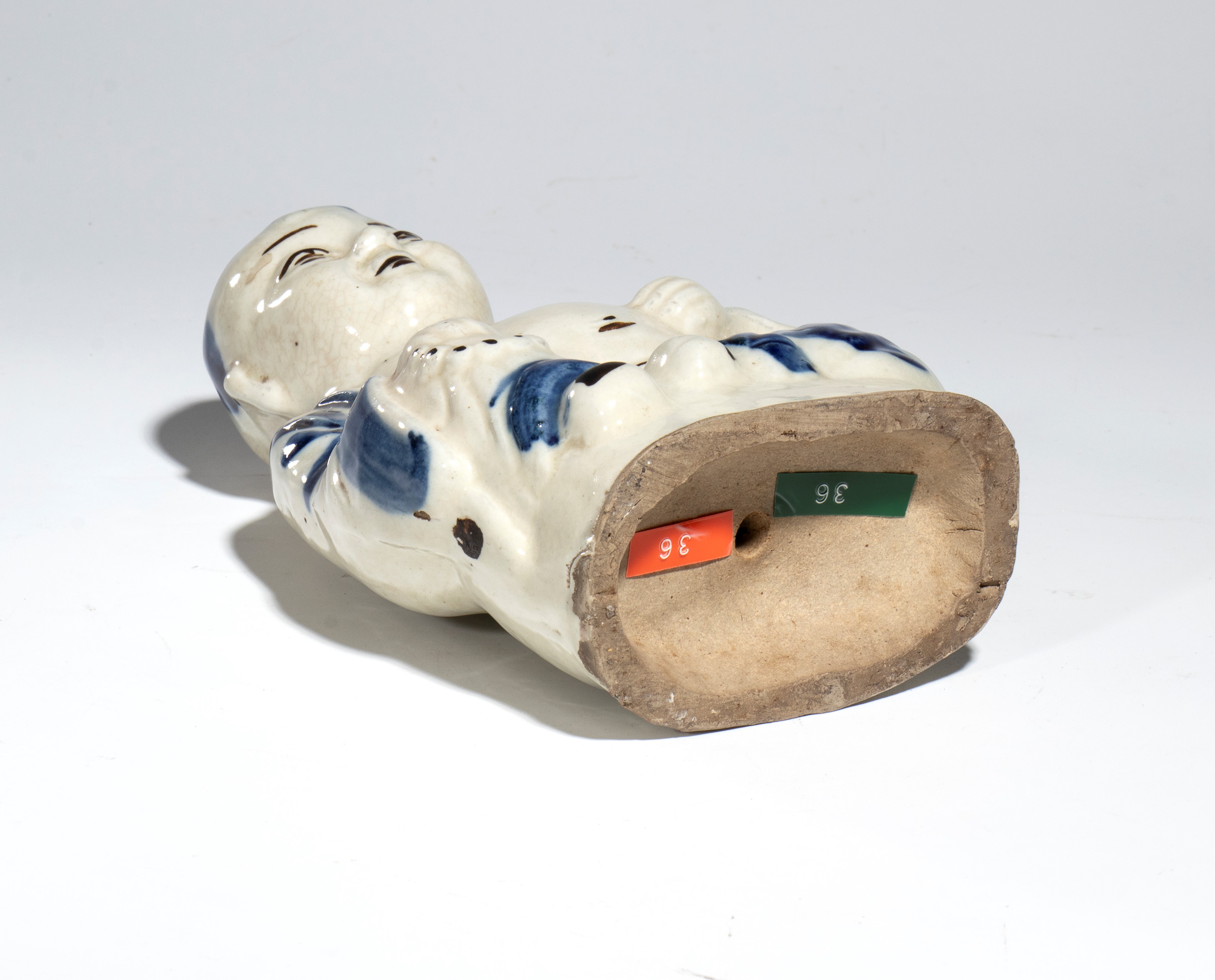 Piccola figura di fanciullo Tongzi, porcellana bianca e blu, Cina, inizio XX secolo