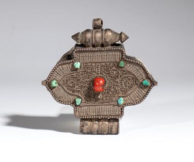 Porta-amuleto tibetano Gau, rame e argento con turchese e corallo, Tibet, fine XIX-XX secolo