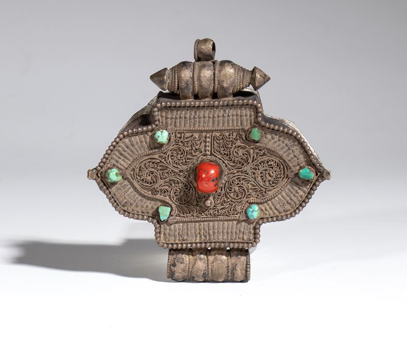 Porta-amuleto tibetano Gau, rame e argento con turchese e corallo, Tibet, fine XIX-XX secolo