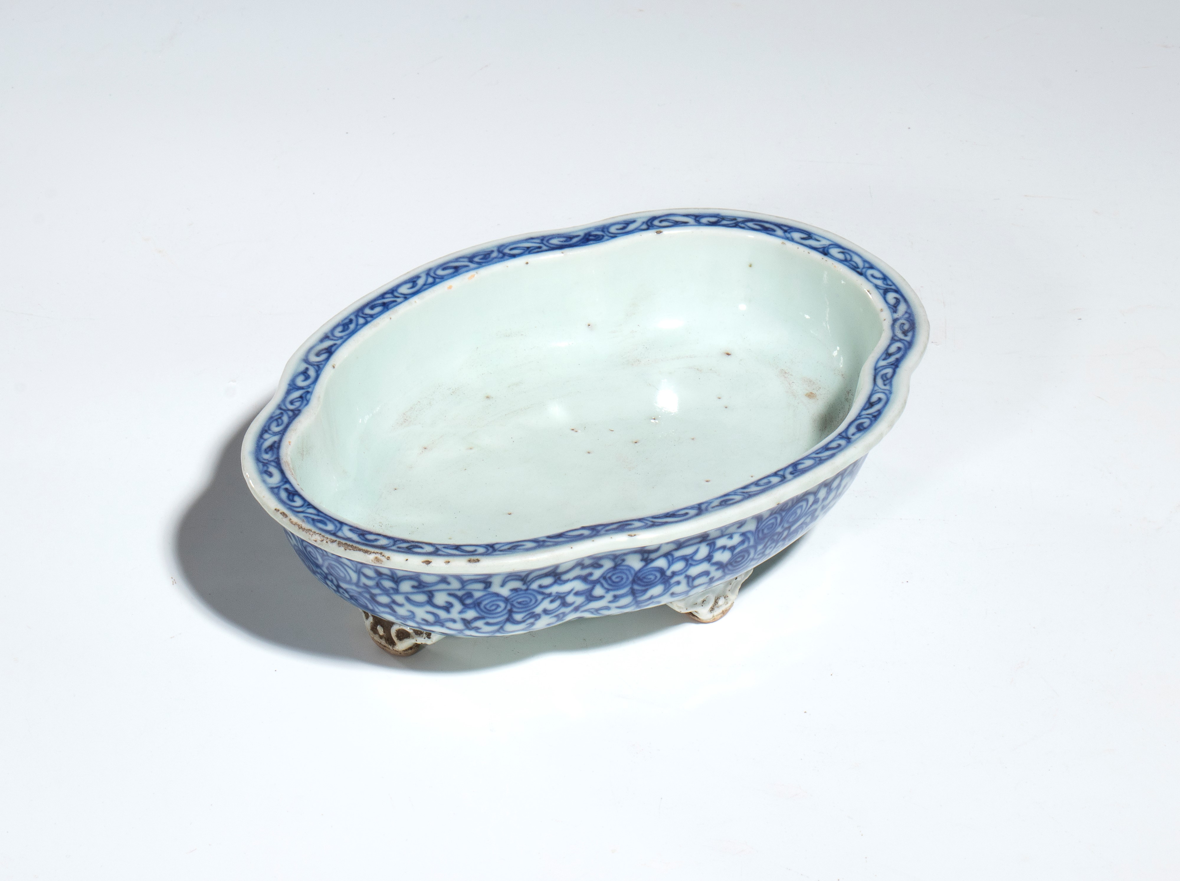 Vaschetta in porcellana bianca e blu, Cina, XX secolo