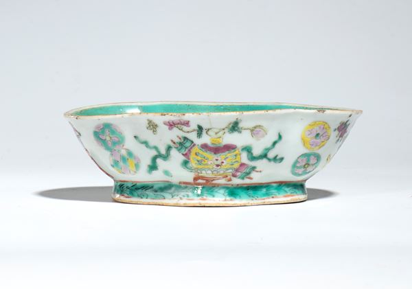 A polylobed Canton porcelain stand painted with polychrome enamels and decorated with "Centro Antichtà" motifs, with a turquoise enamel interior. China, early 20th century.