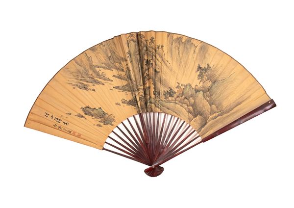 Ventaglio pieghevole dipinto a inchiostro e colori su carta raffigurante un paesaggio montano Shanshui. Cina, fine dinastia Qing, XX secolo