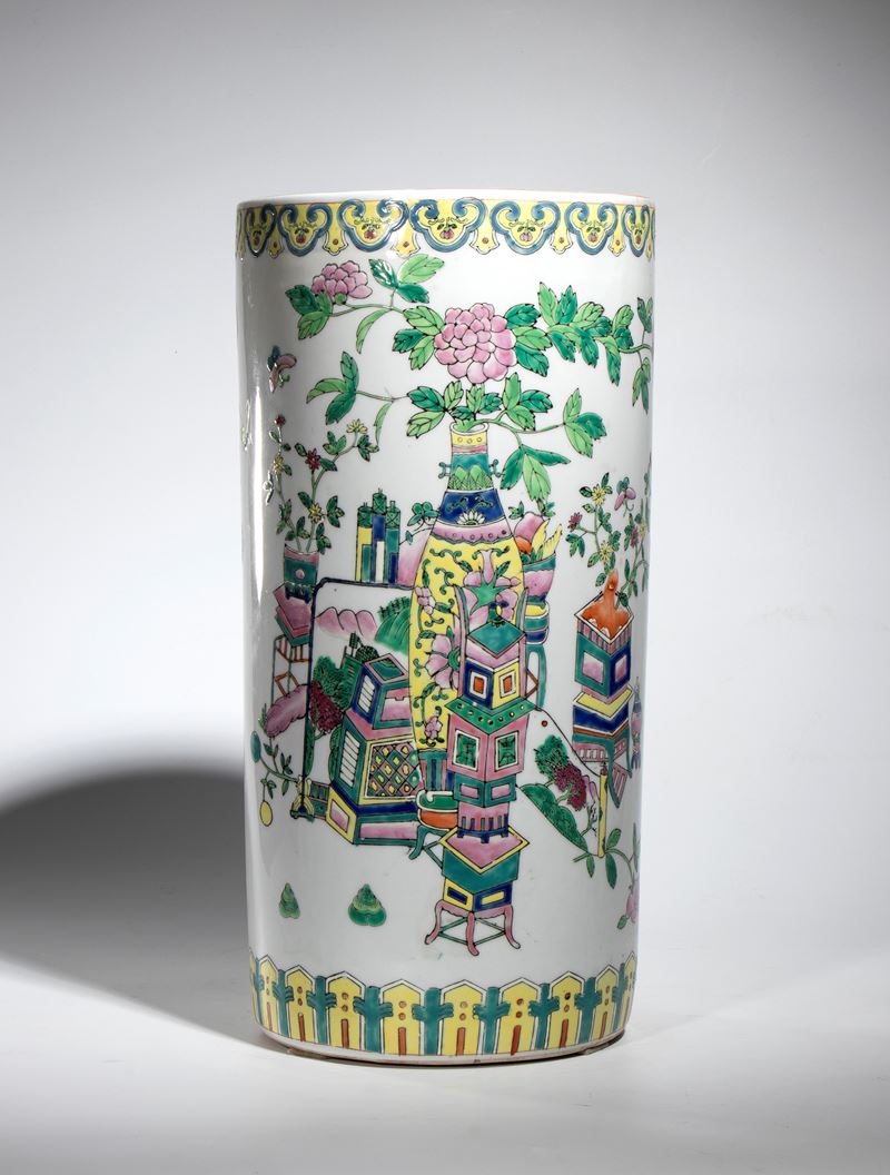 Vaso in porcellana smaltata, decorazione a «ruyi» e «lappet», Cina, XX secolo