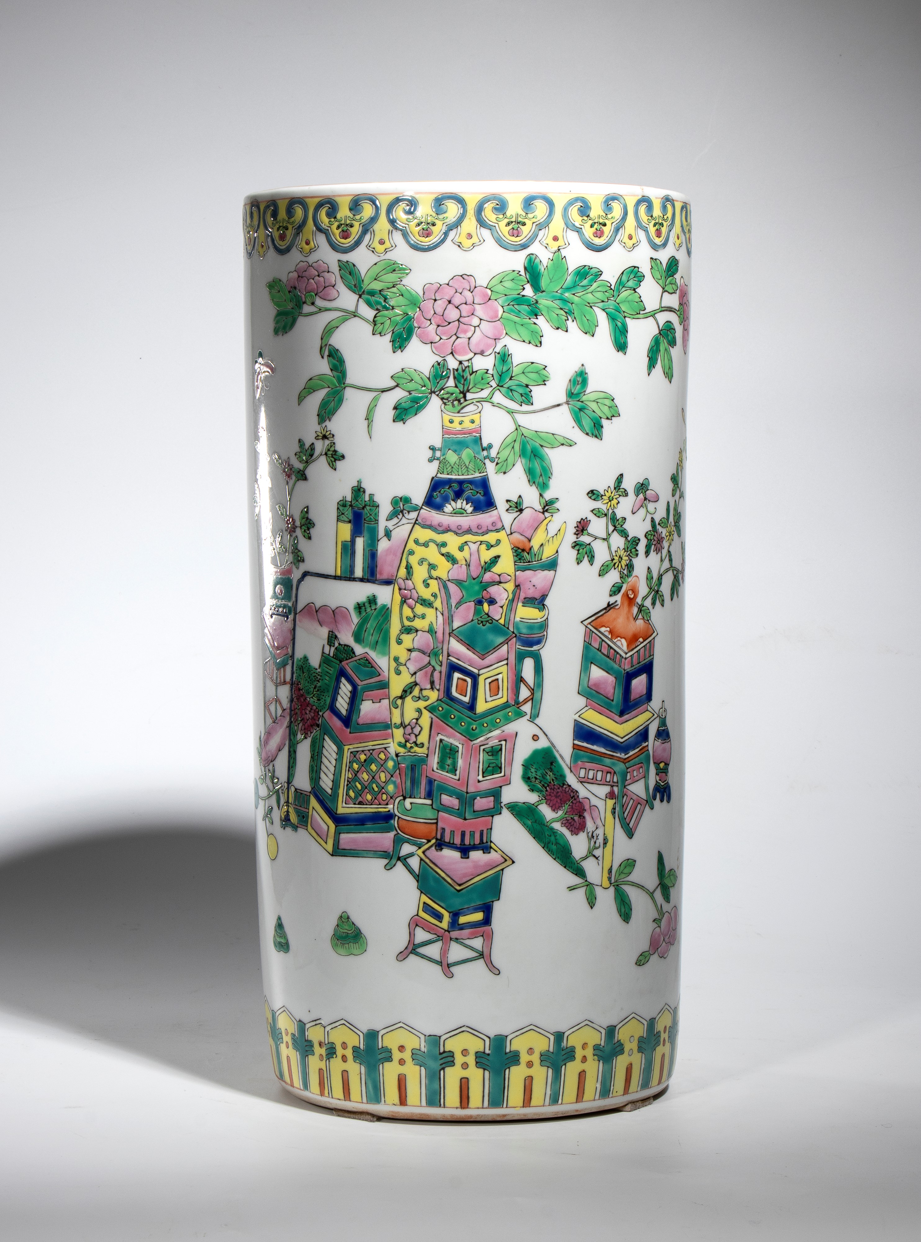 Vaso in porcellana smaltata, decorazione a «ruyi» e «lappet», Cina, XX secolo