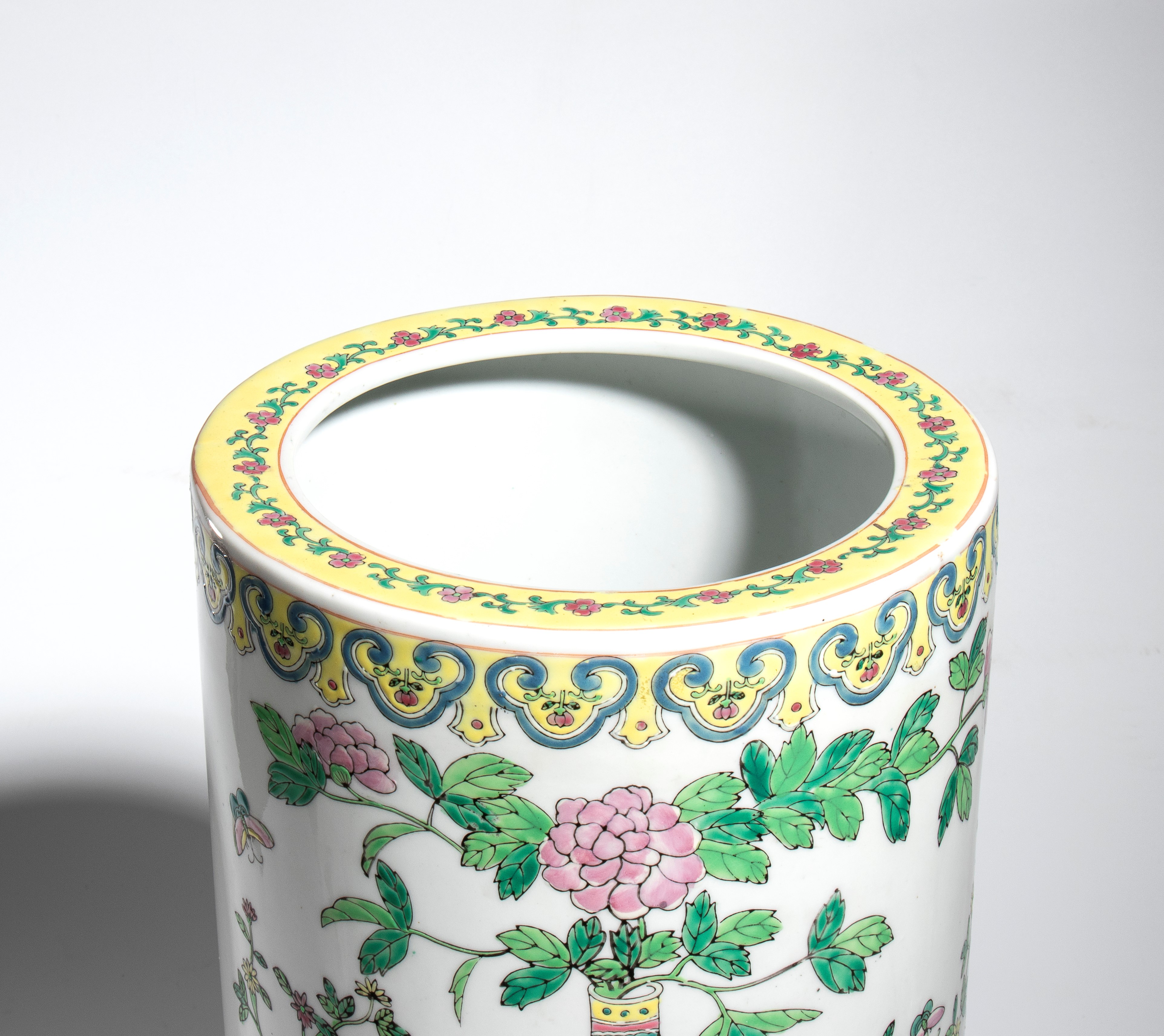 Vaso in porcellana smaltata, decorazione a «ruyi» e «lappet», Cina, XX secolo