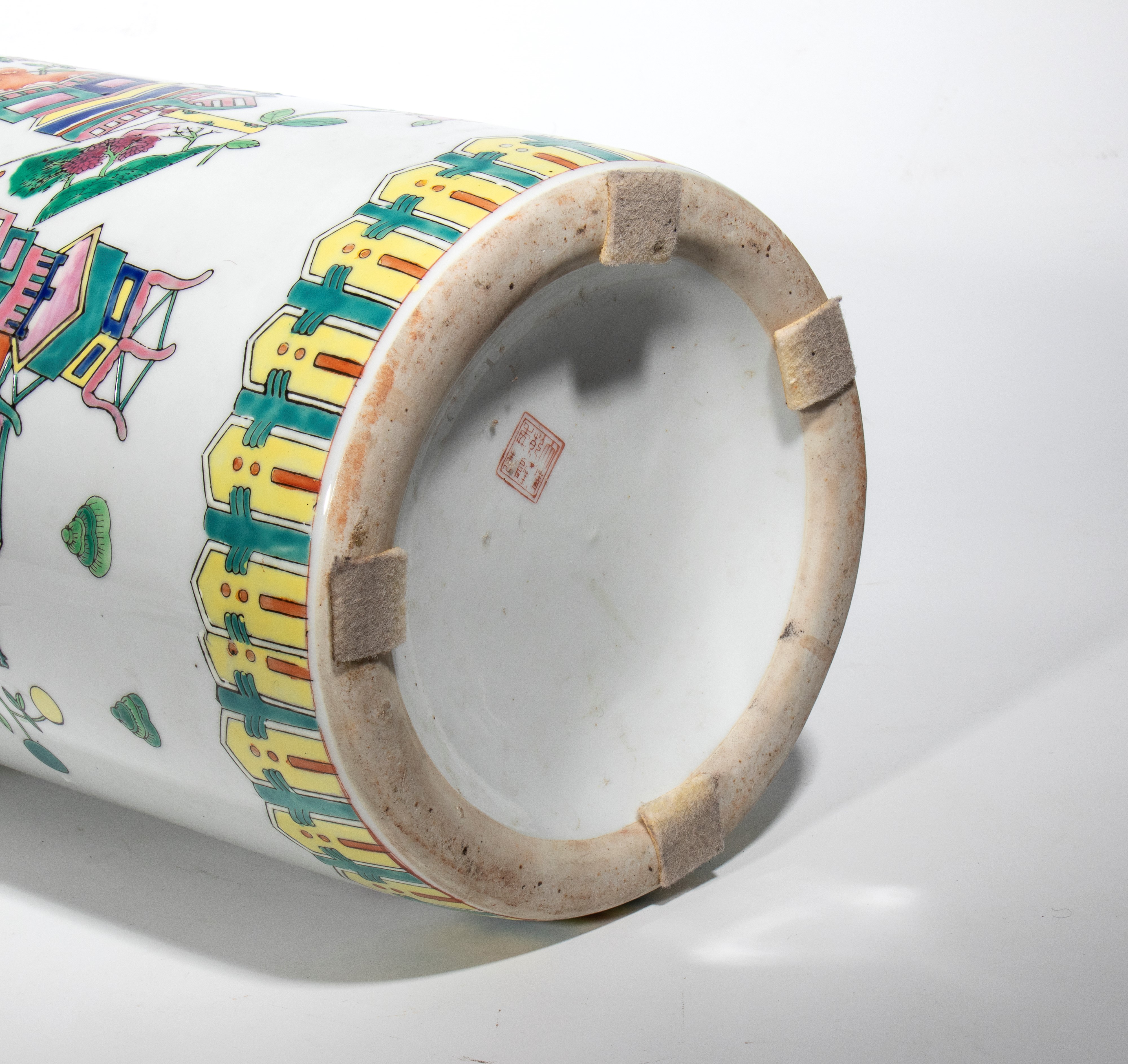 Vaso in porcellana smaltata, decorazione a «ruyi» e «lappet», Cina, XX secolo