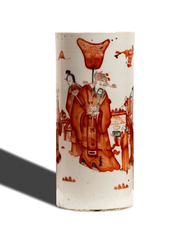 Vaso cilindrico in porcellana dipinto in rosso ferro e smalti policromi raffigurante figure di dignitario e immortale circondati da servitori. Cina, XIX secolo
