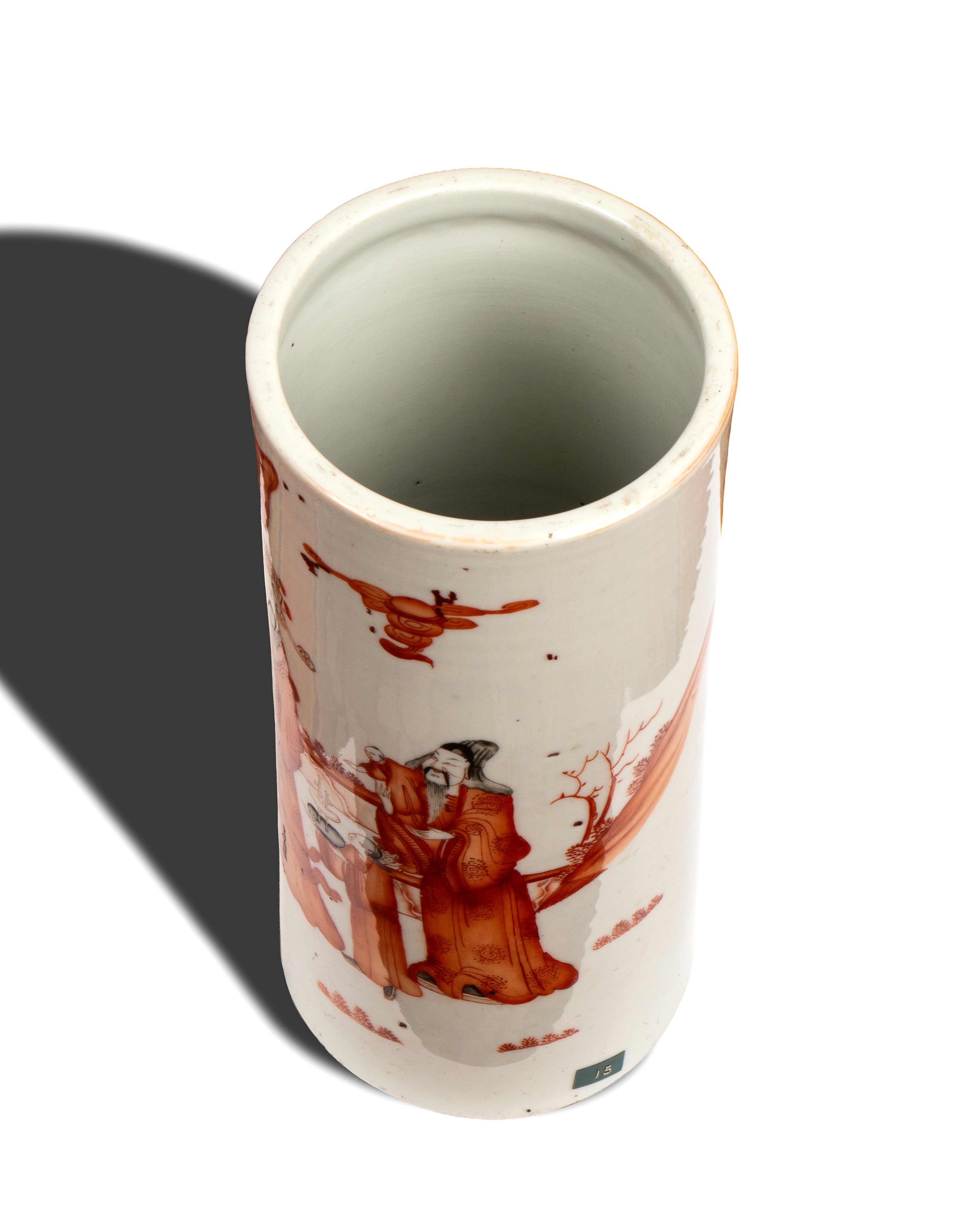 Cina, Vaso cilindrico in porcellana dipinta in rosso ferro con smalti policromi (XIX secolo)
