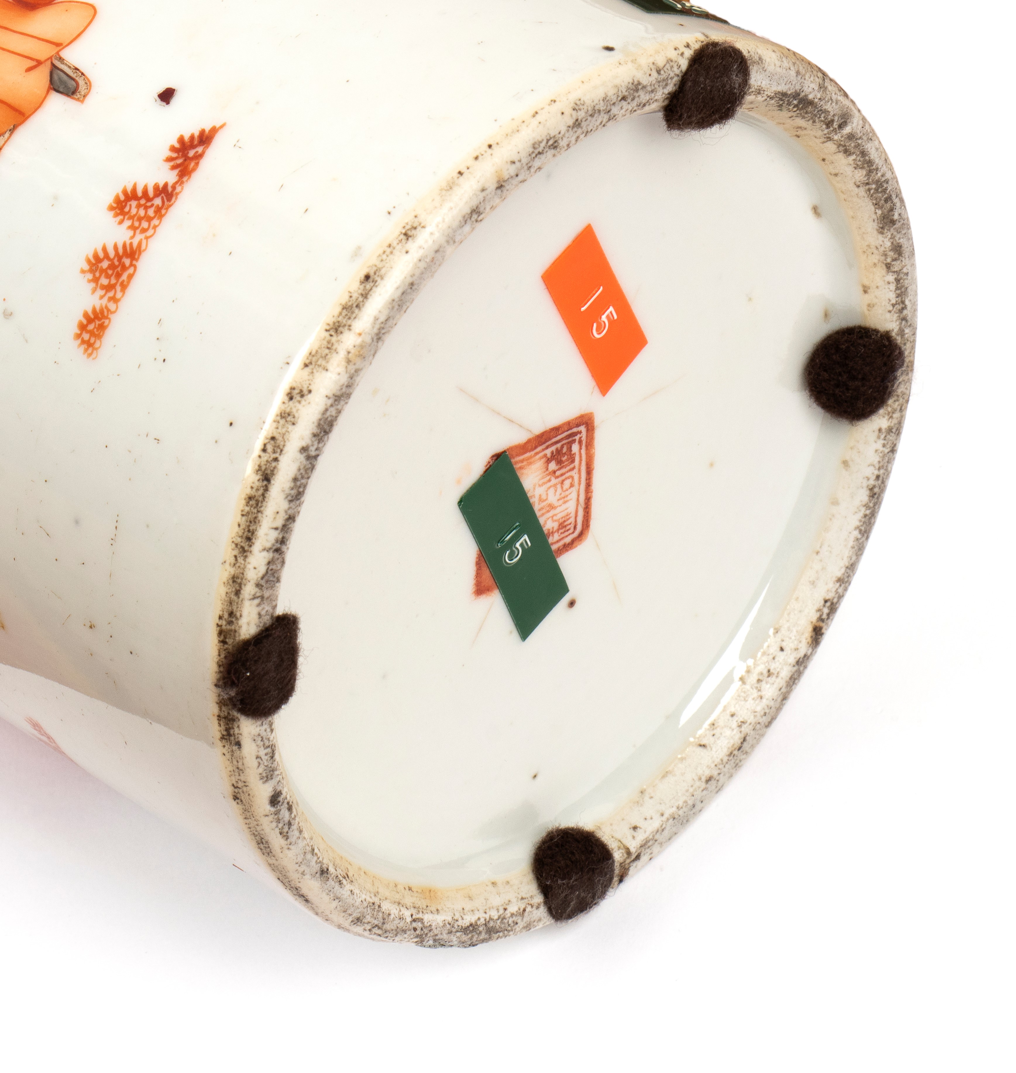 Cina, Vaso cilindrico in porcellana dipinta in rosso ferro con smalti policromi (XIX secolo)