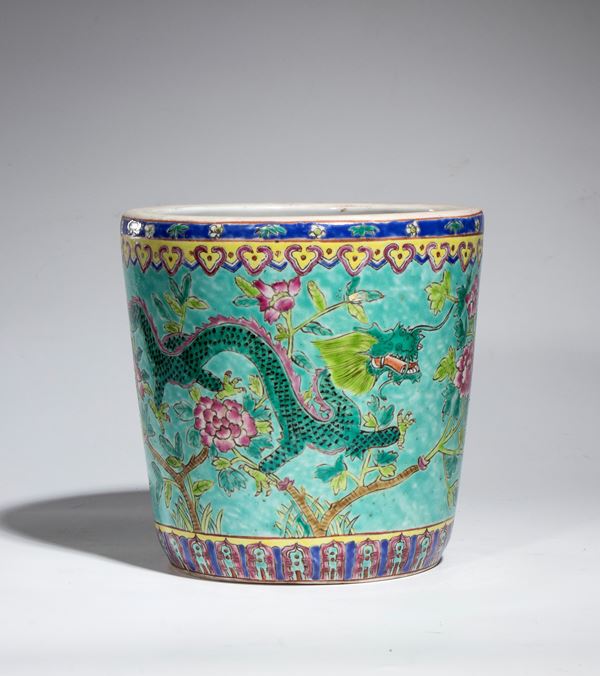 Cachepot in porcellana nello stile famille rose con fondo turchese, decorato con drago, fenici e motivi floreali. Cina, XX secolo