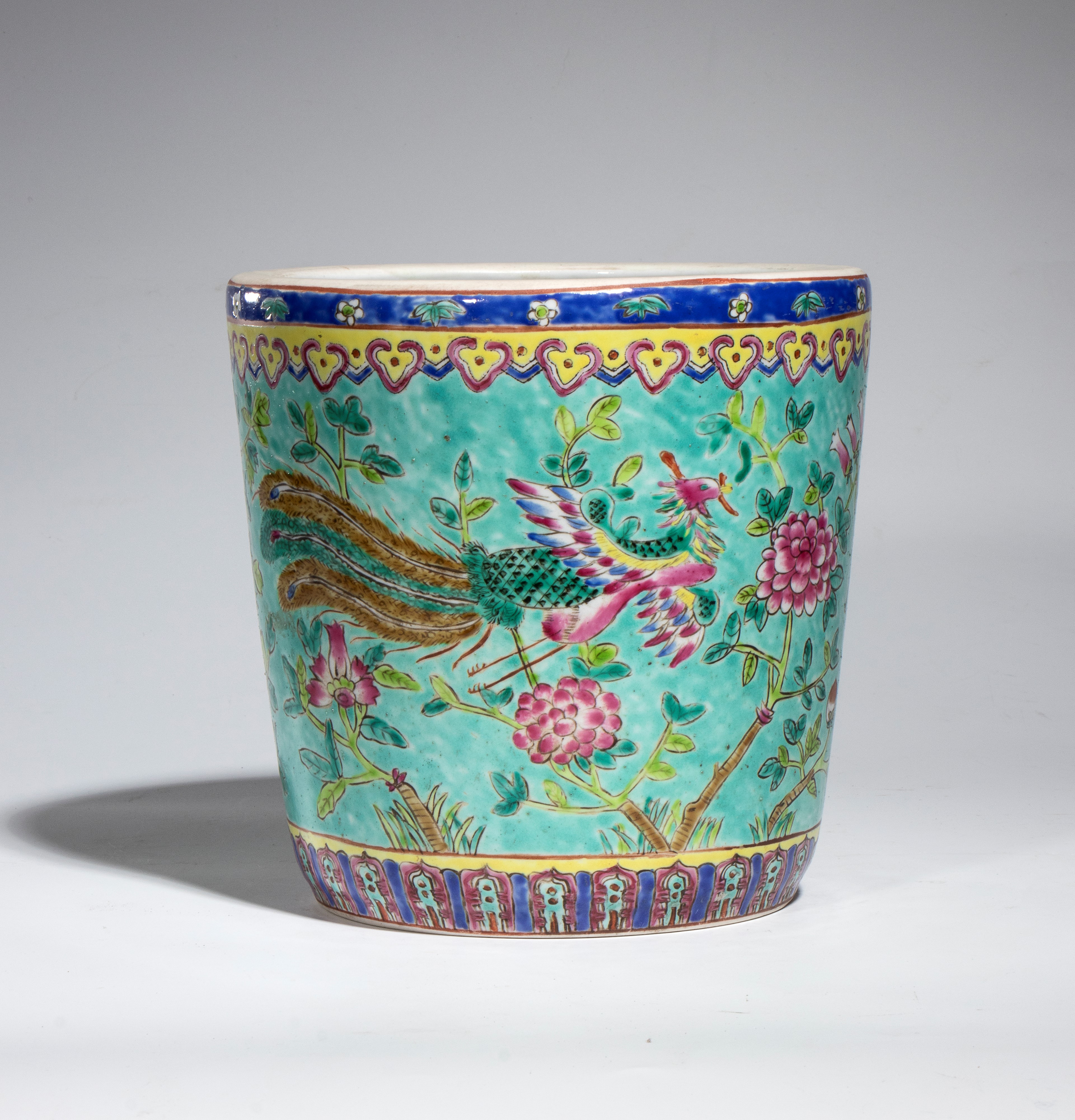Cachepot in porcellana, stile famille rose, fondo turchese, Cina, XX secolo