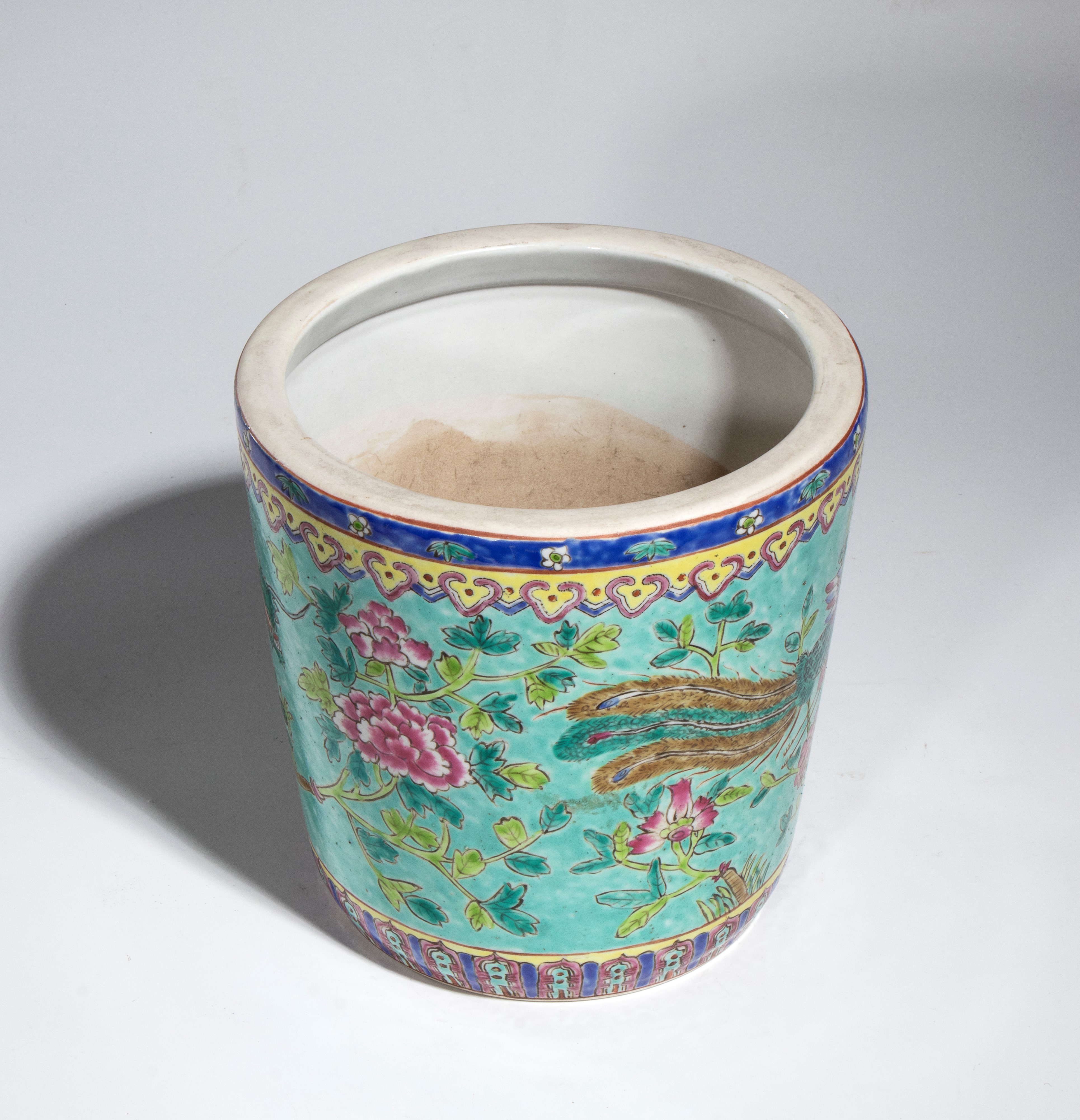 Cachepot in porcellana, stile famille rose, fondo turchese, Cina, XX secolo