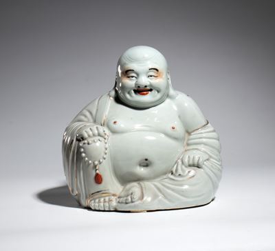 Figura di Budai, porcellana bianca con dettagli dipinti a mano e finiture dorate, Cina, inizio XX...