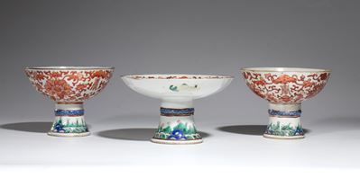 Gruppo di due coppe e un piatto con piede, porcellana dipinta, decorazione floreale, Cina, fine d...