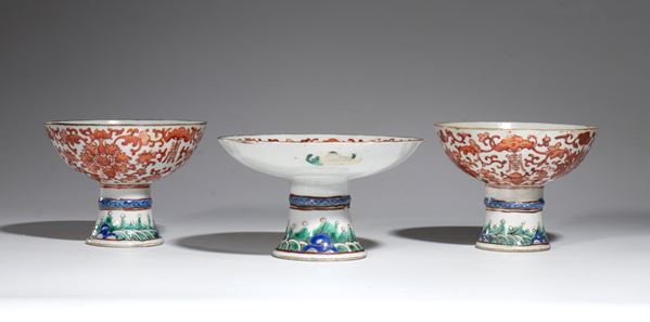 Gruppo di due coppe ed un piatto con piede in porcellana dipinta. con decori floreali. Cina, fine dinastia Qing, XX secolo