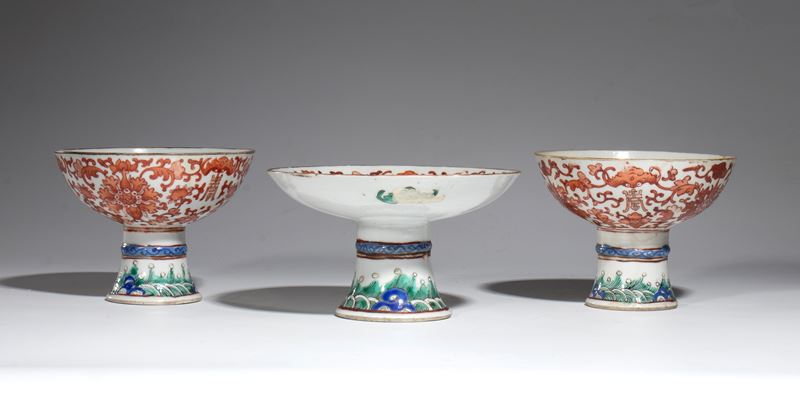 Gruppo di due coppe e un piatto con piede, porcellana dipinta, decorazione floreale, Cina, fine d...