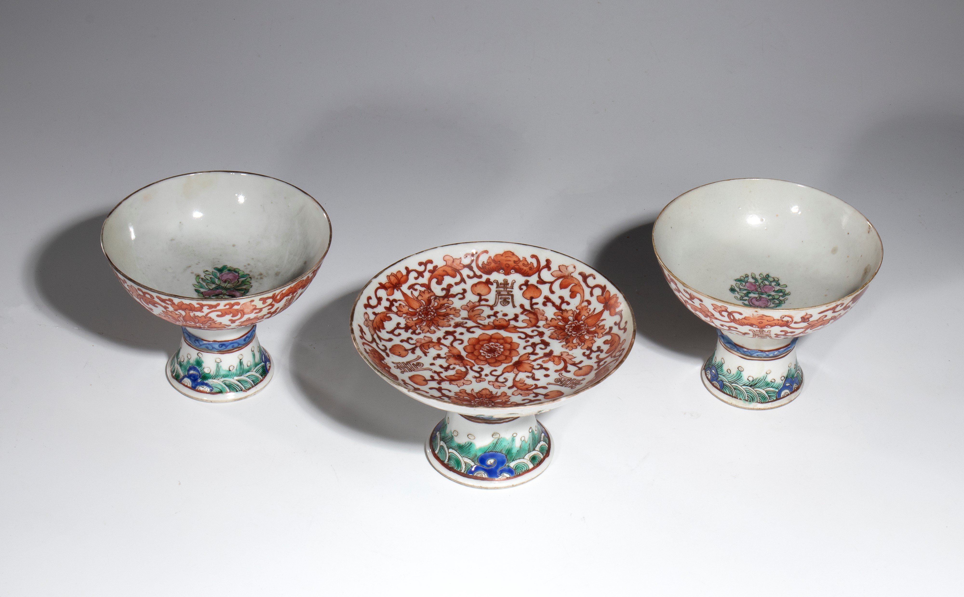 Gruppo di due coppe e un piatto con piede, porcellana dipinta, decorazione floreale, Cina, fine d...