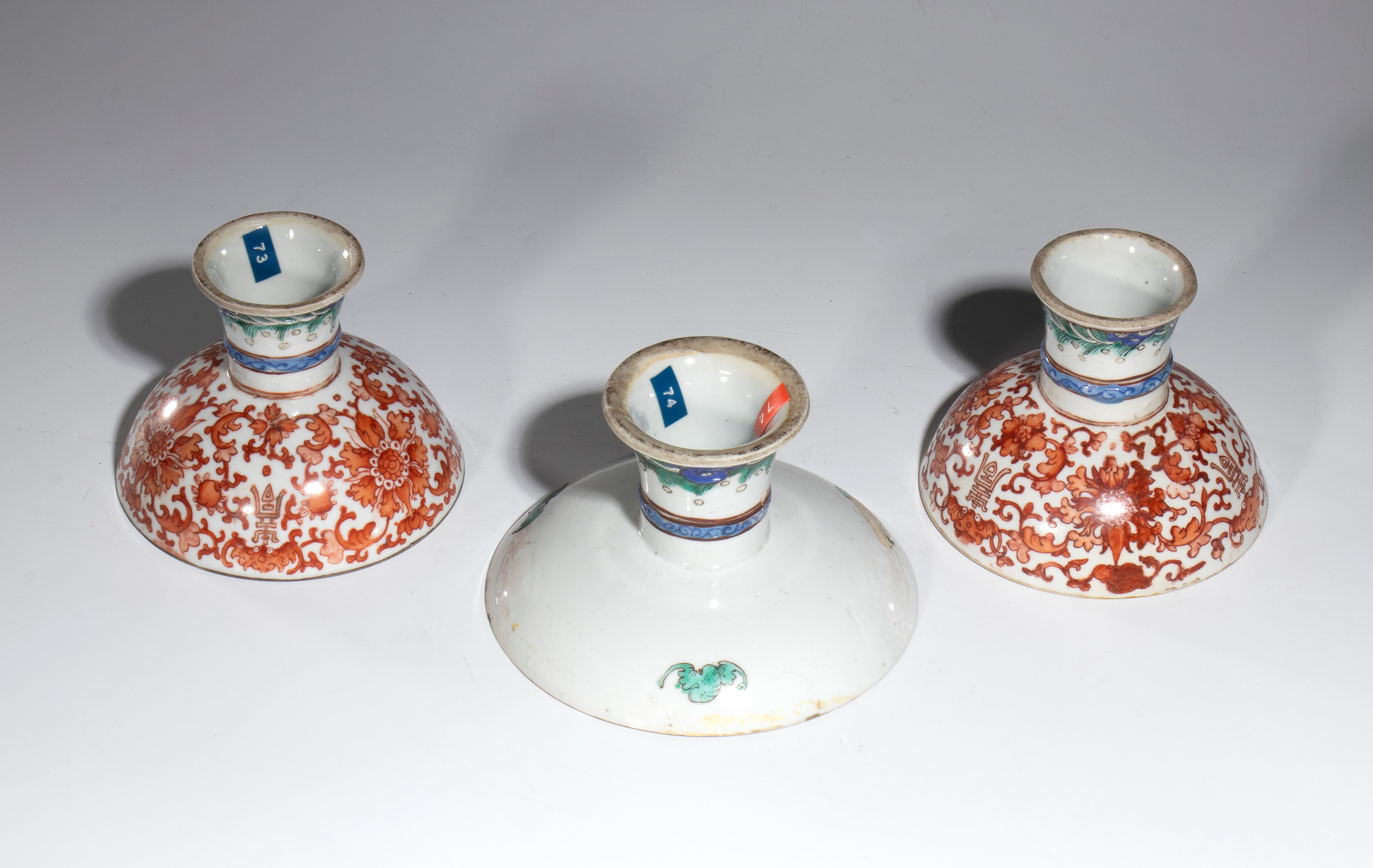 Gruppo di due coppe e un piatto con piede, porcellana dipinta, decorazione floreale, Cina, fine d...