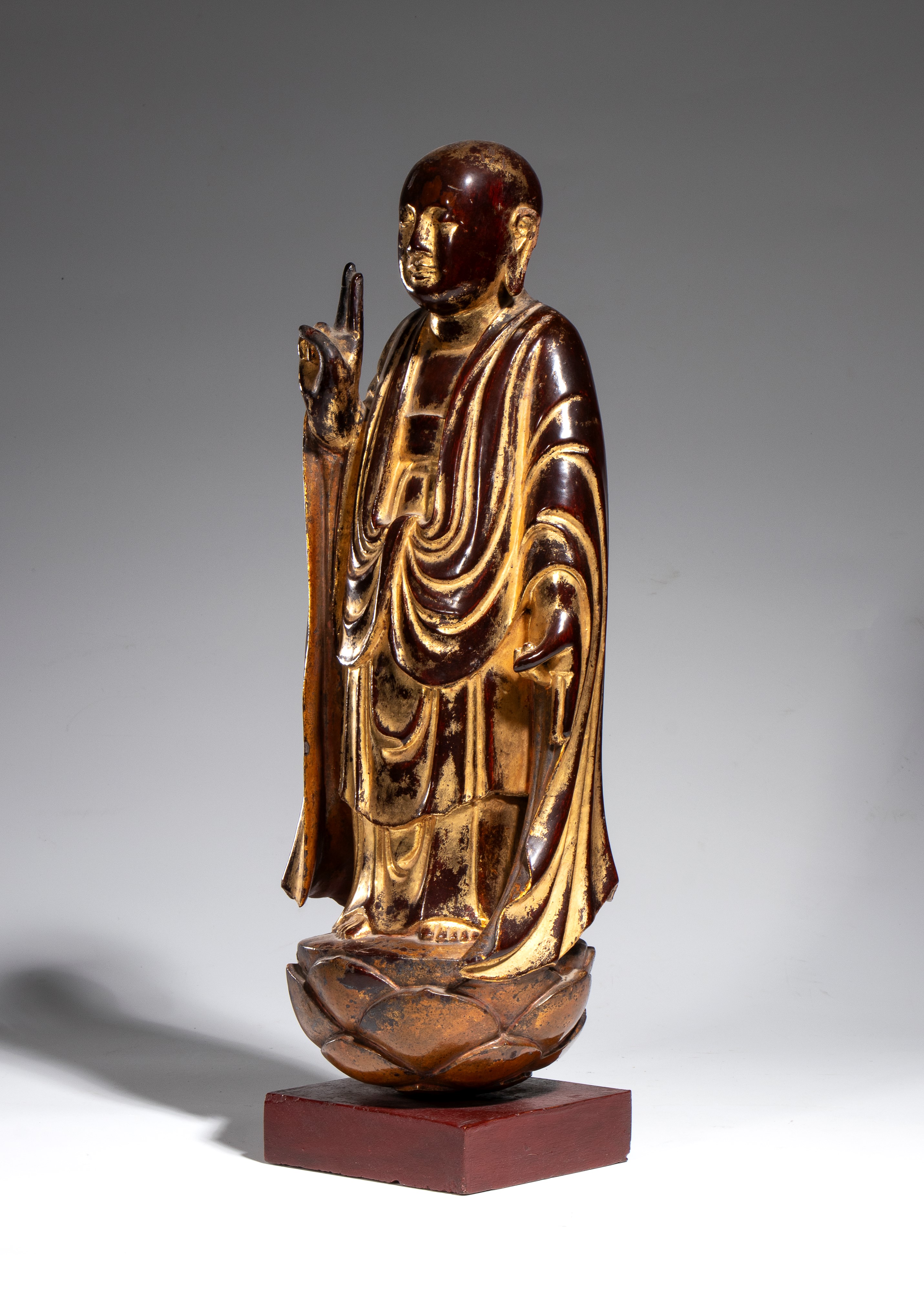 Figura di monaco buddista (Arhat/Luohan), legno dorato, Cina, fine dinastia Ming (XVII secolo)
