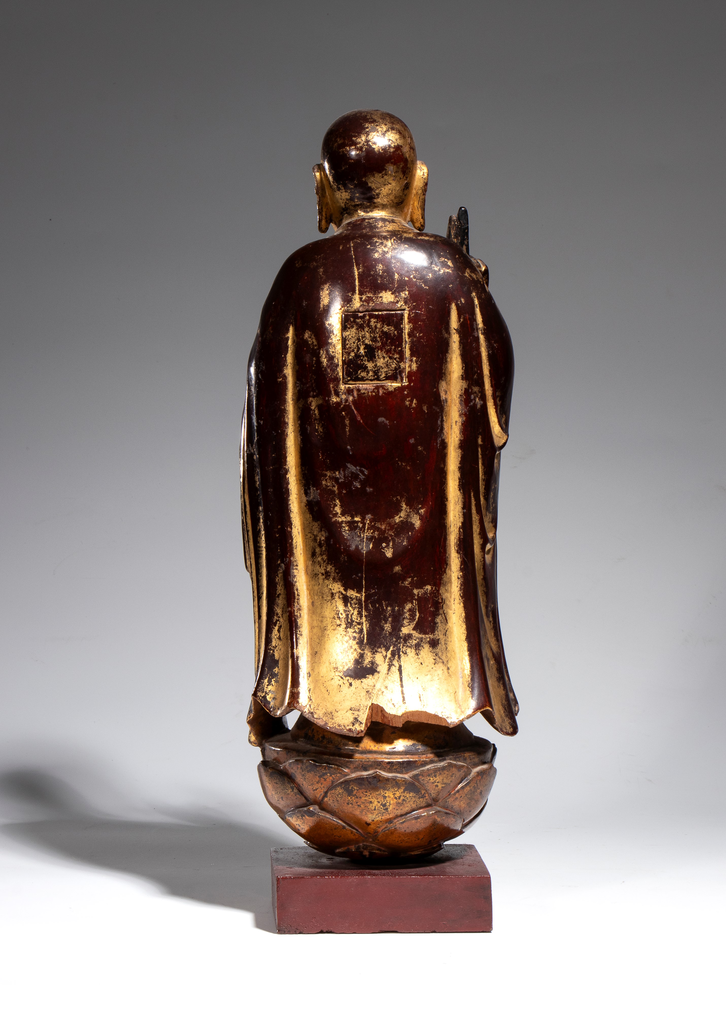 Figura di monaco buddista (Arhat/Luohan), legno dorato, Cina, fine dinastia Ming (XVII secolo)