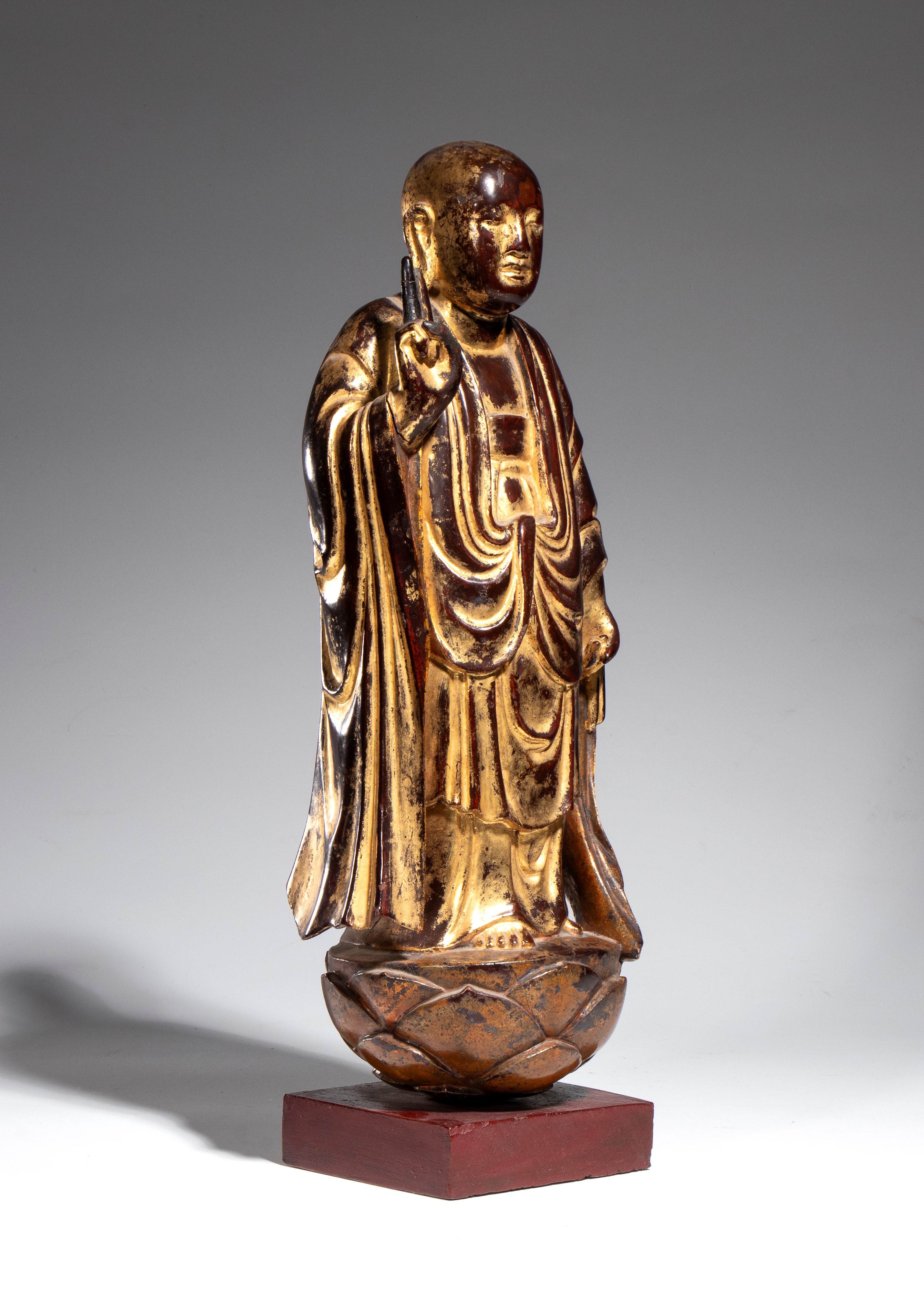 Figura di monaco buddista (Arhat/Luohan), legno dorato, Cina, fine dinastia Ming (XVII secolo)
