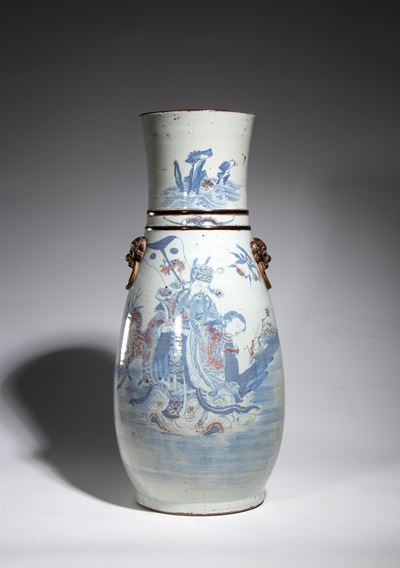 Vaso a balaustro in porcellana, decorazione a smalti policromi con scena a figure, Cina fine dina...