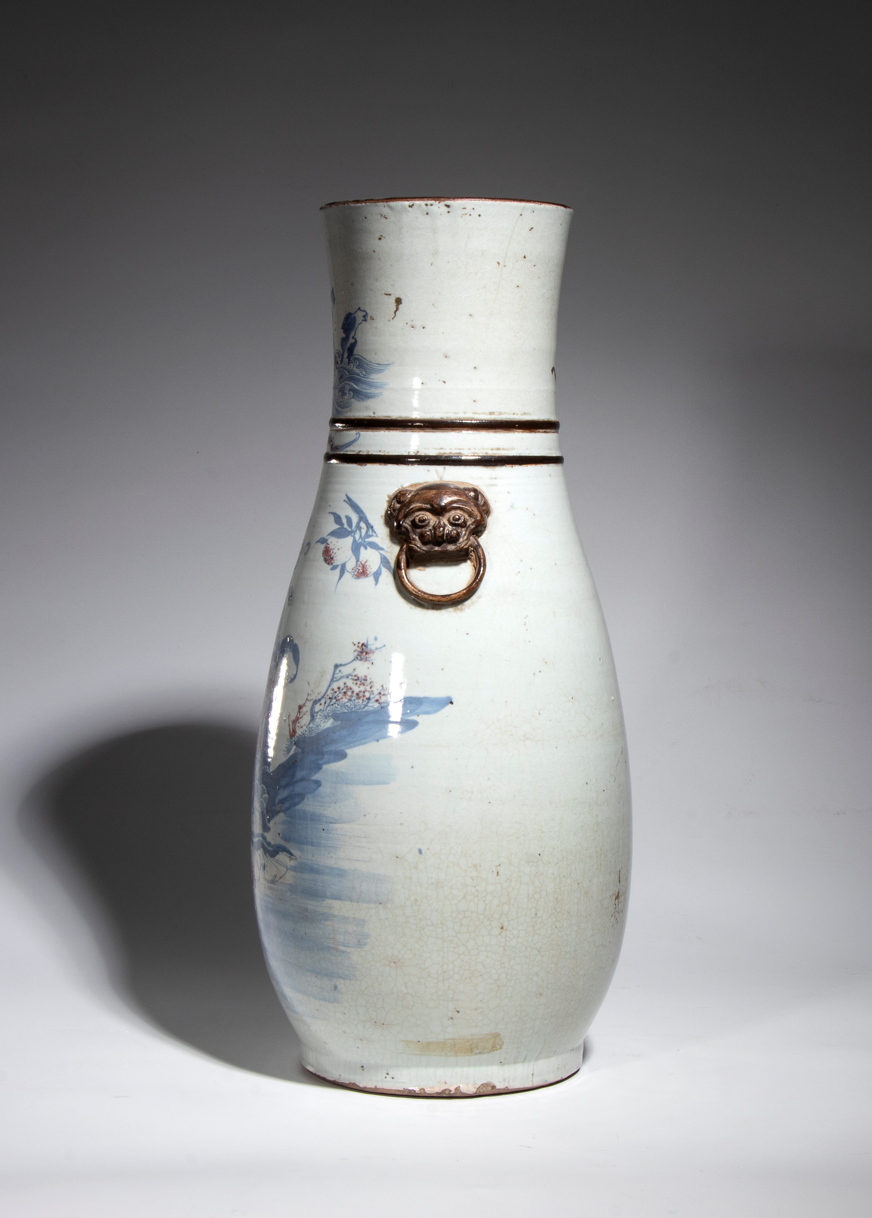 Vaso a balaustro in porcellana, decorazione a smalti policromi con scena a figure, Cina fine dina...