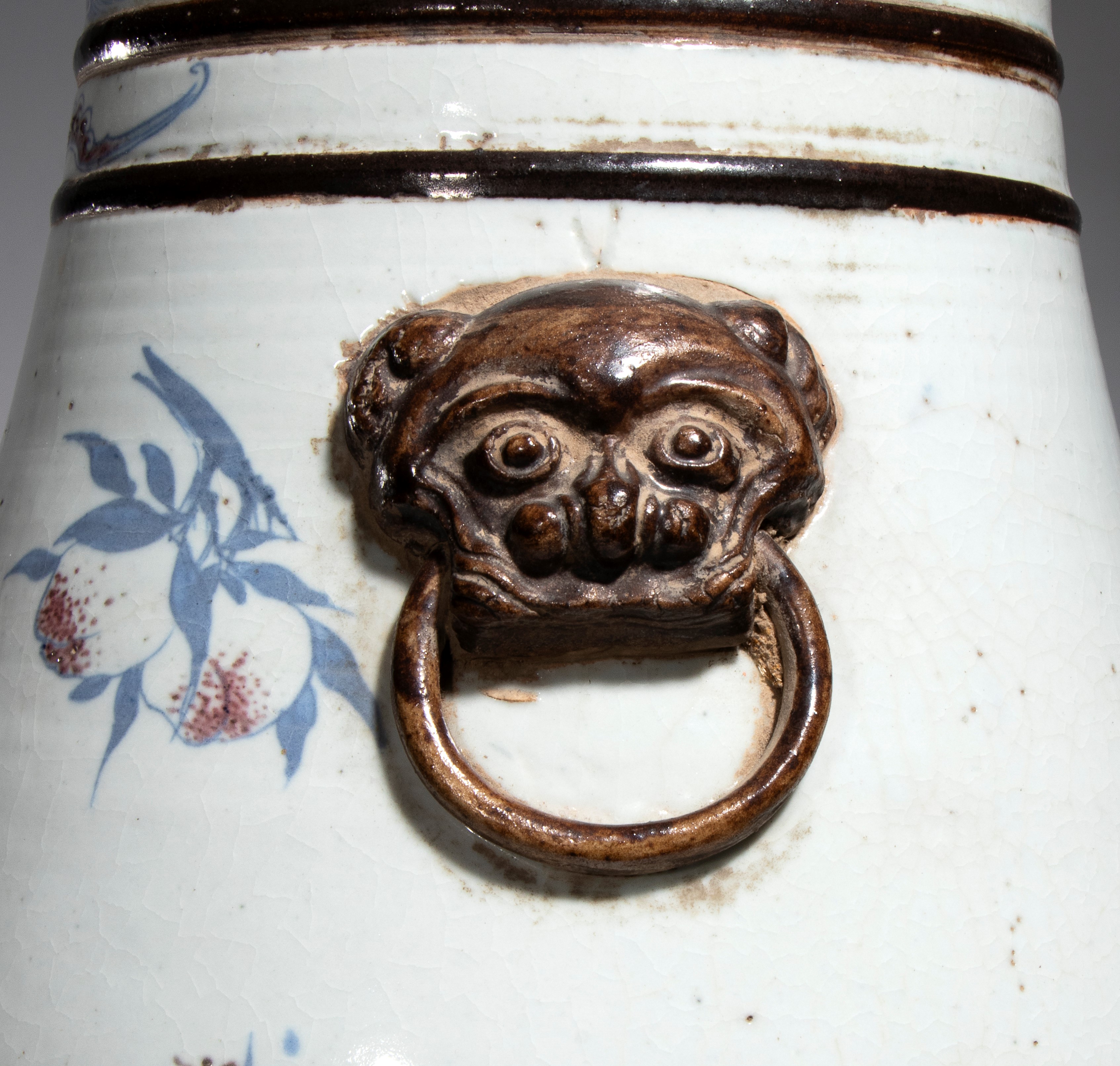 Vaso a balaustro in porcellana, decorazione a smalti policromi con scena a figure, Cina fine dina...