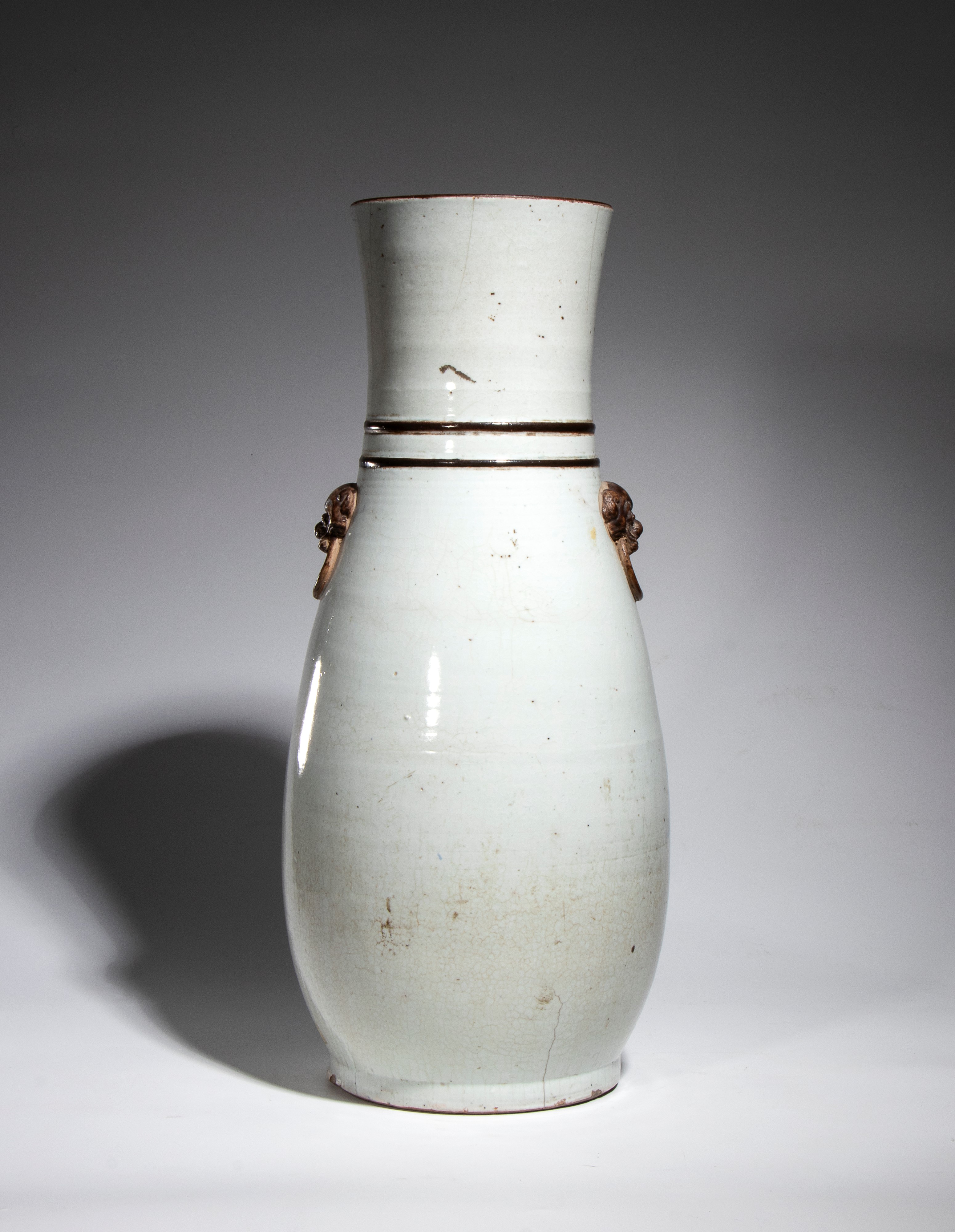 Vaso a balaustro in porcellana, decorazione a smalti policromi con scena a figure, Cina fine dina...