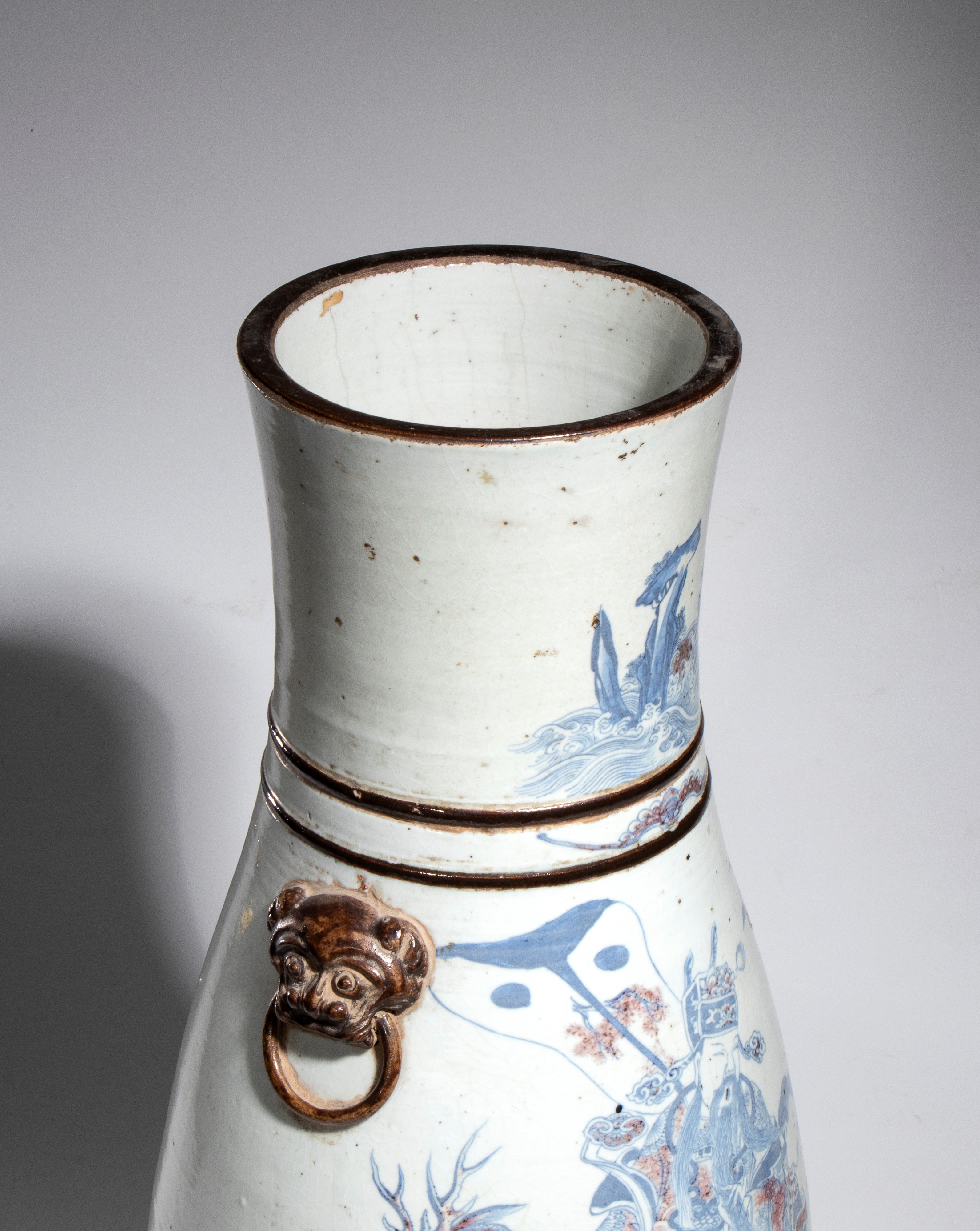 Vaso a balaustro in porcellana, decorazione a smalti policromi con scena a figure, Cina fine dina...
