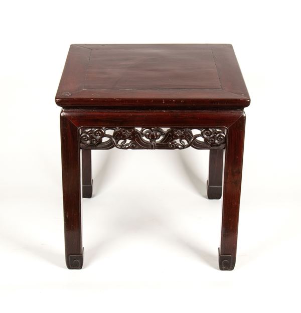 Sgabello quadrato in legno di palissandro. Cina, fine XIX Inizio XX secolo