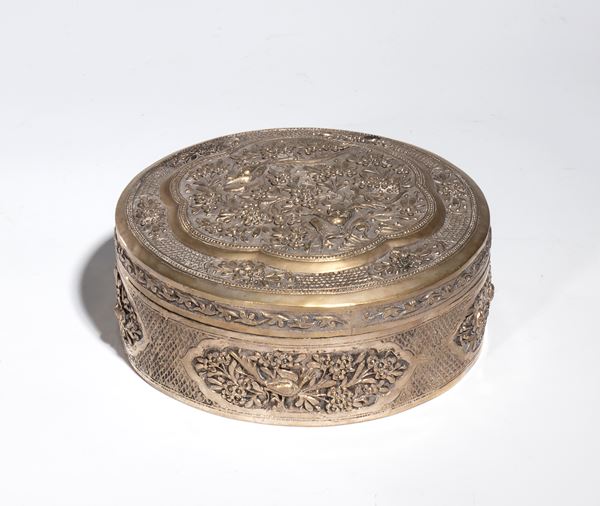 Portagioie in metallo argentato sbalzato con intricati dettagli ornamentali. India, XVIII-XIX secolo