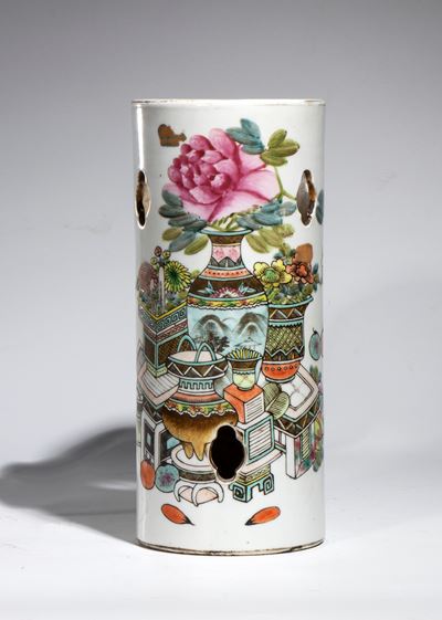 Cina, Vaso cilindrico in porcellana dipinta a smalti policromi decorato «cento Antichità»