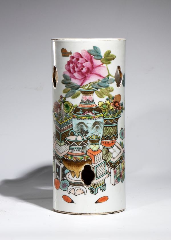 Vaso cilindrico in porcellana dipinta a smalti policromi decorato con il motivo 