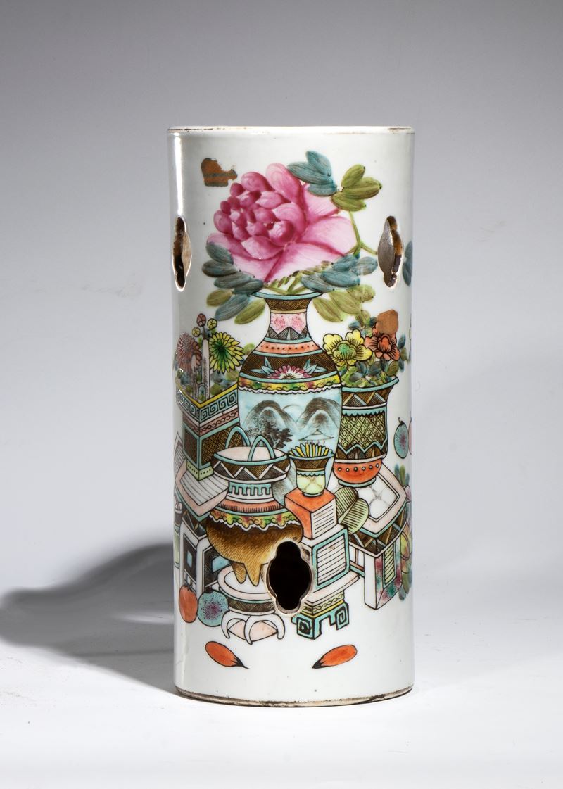 Cina, Vaso cilindrico in porcellana dipinta a smalti policromi decorato «cento Antichità»