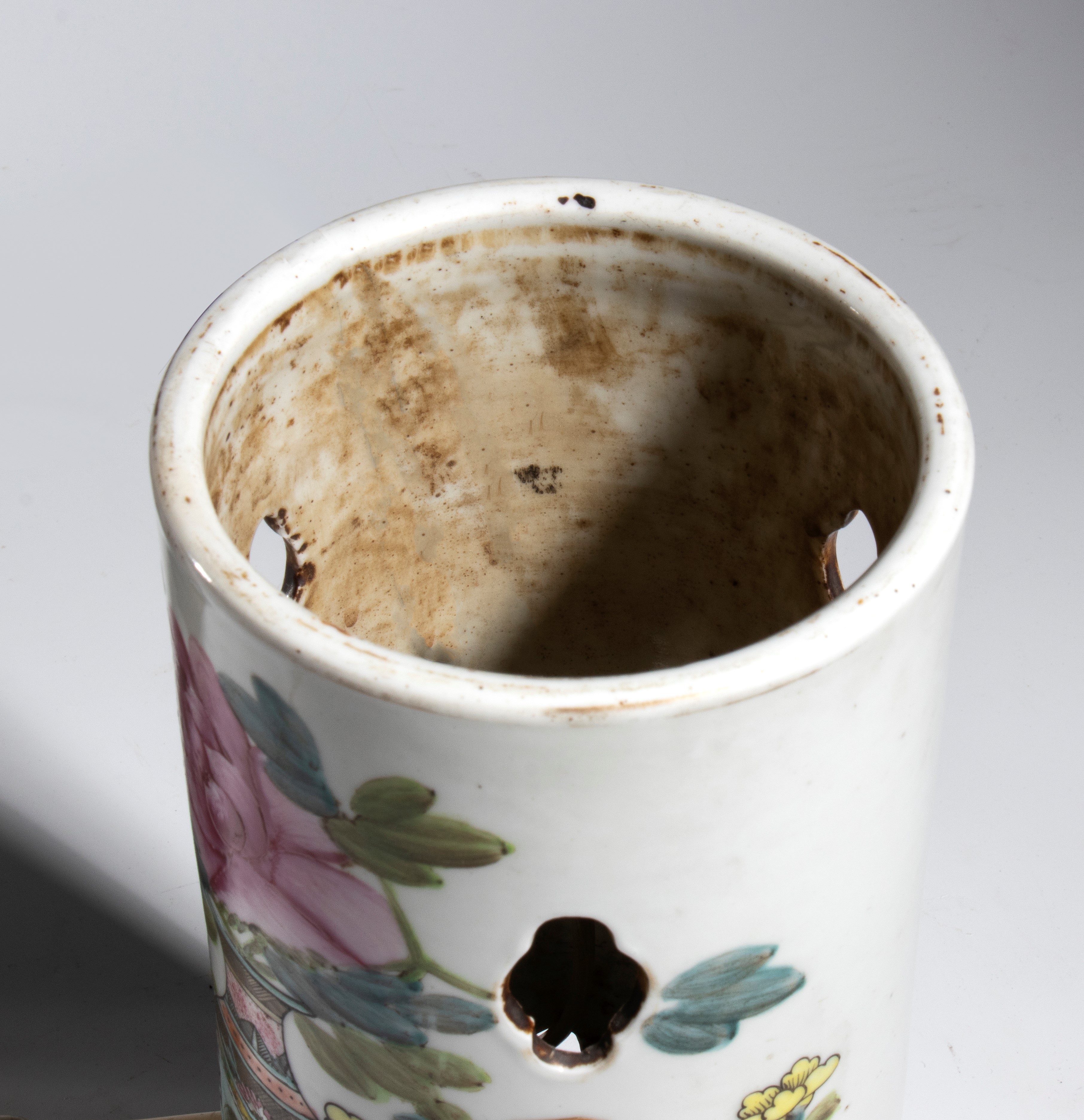 Cina, Vaso cilindrico in porcellana dipinta a smalti policromi decorato «cento Antichità»