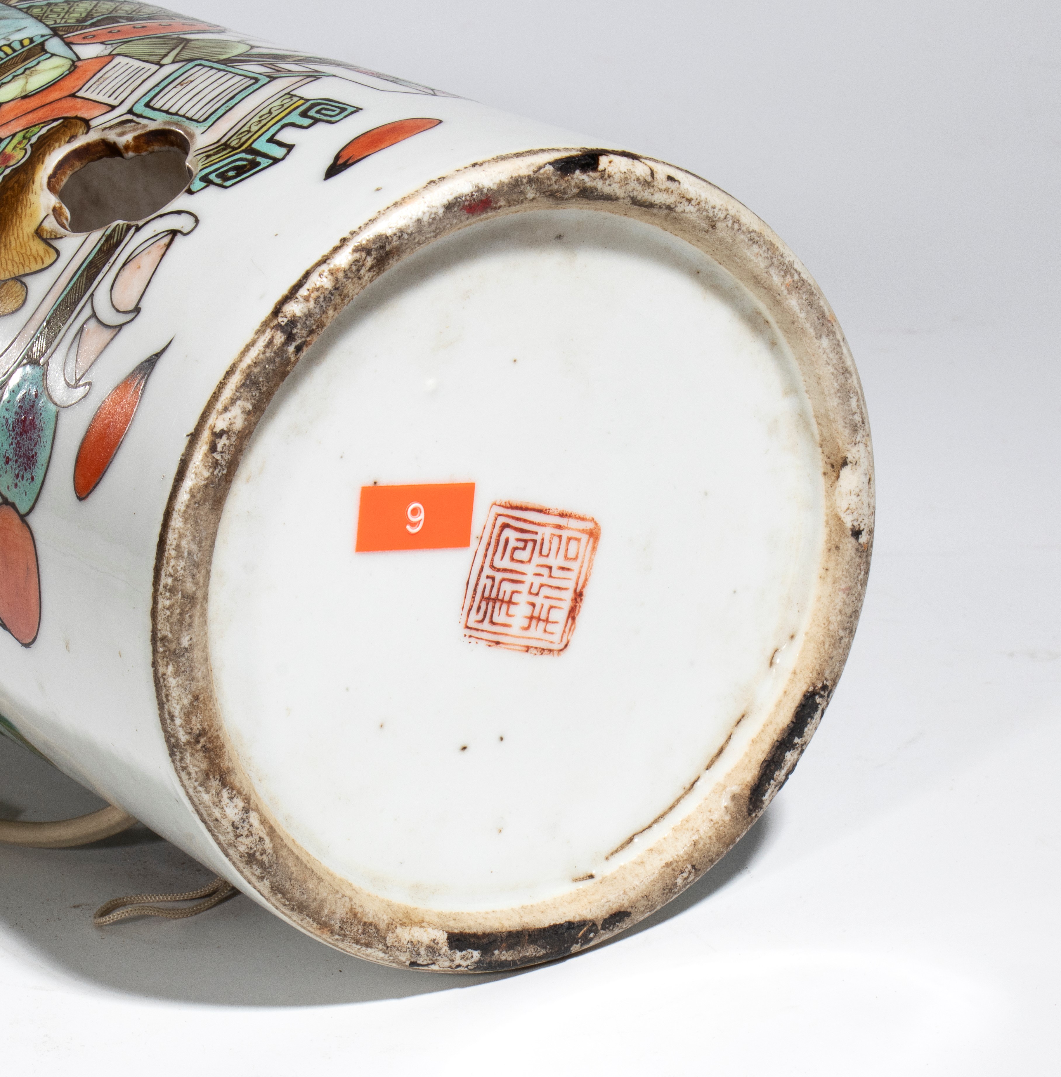 Cina, Vaso cilindrico in porcellana dipinta a smalti policromi decorato «cento Antichità»