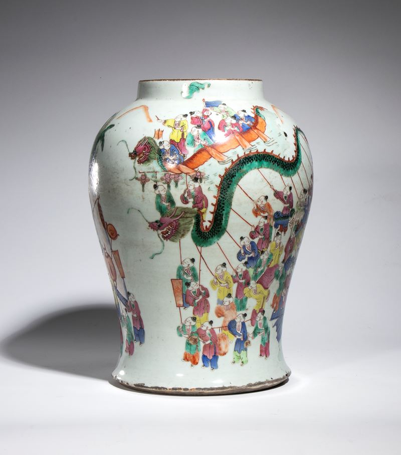 Cina XIX secolo, Vaso in porcellana decorato con scena della festa della barca del drago e motivo...