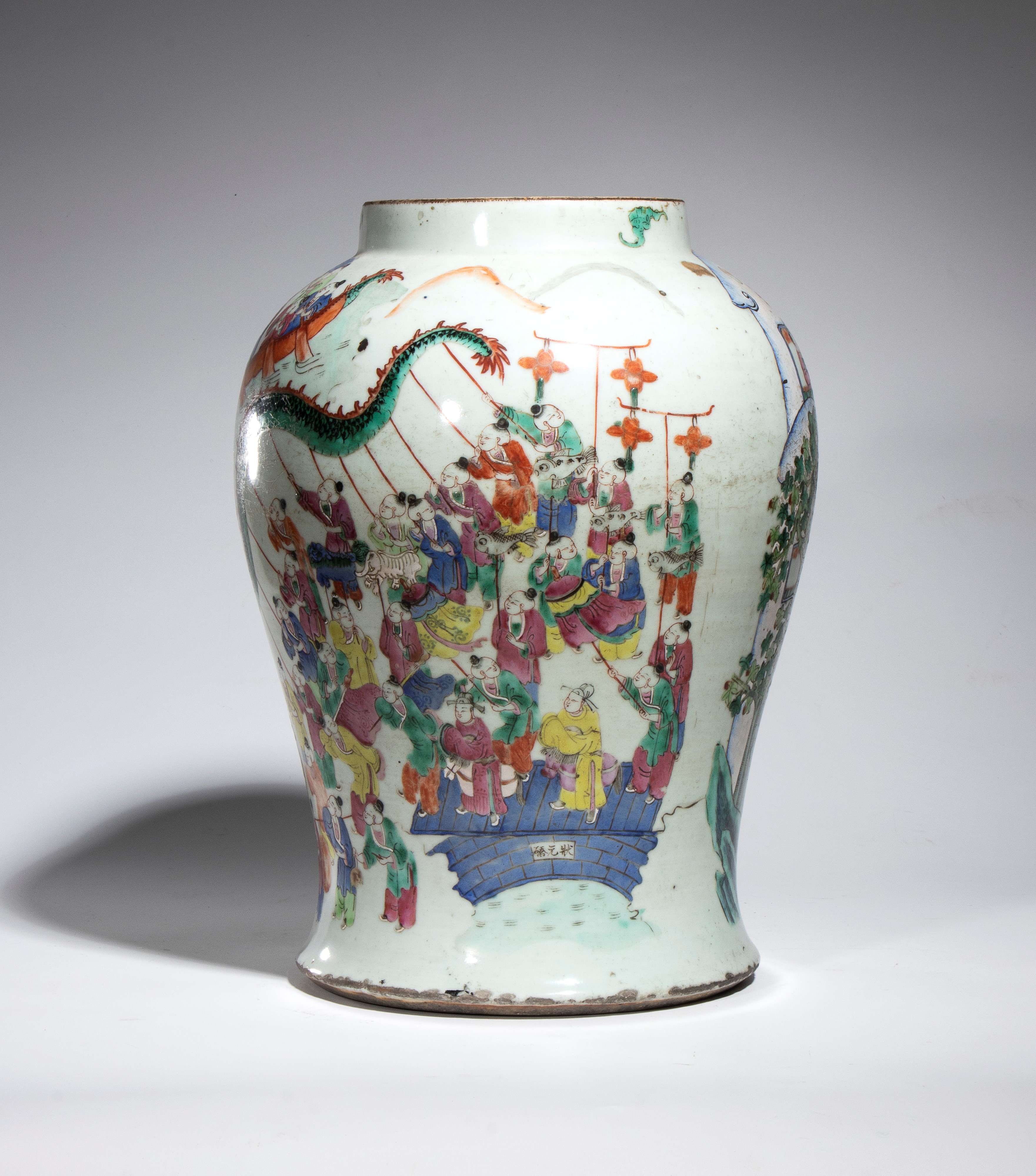 Cina XIX secolo, Vaso in porcellana decorato con scena della festa della barca del drago e motivo...