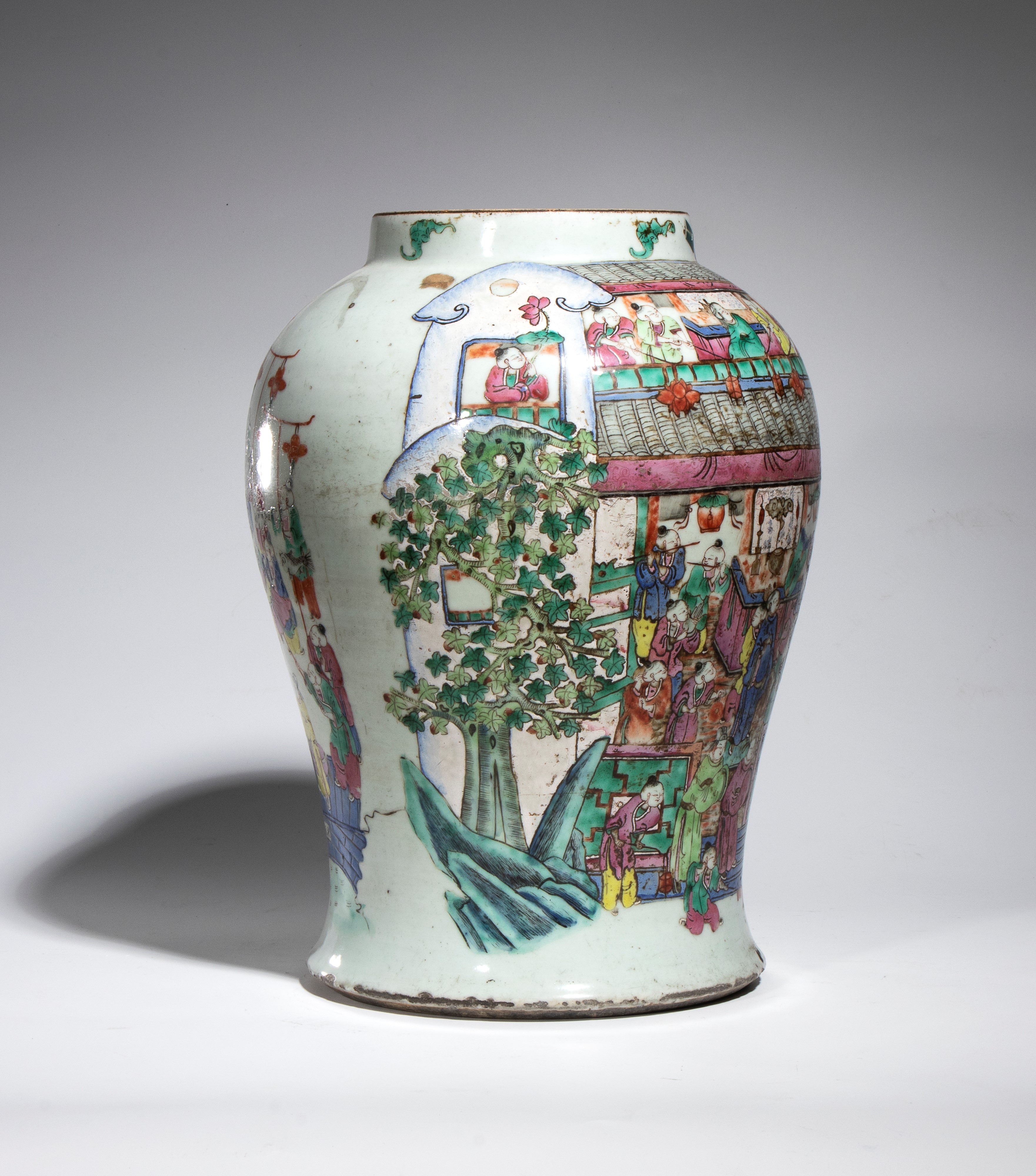 Cina XIX secolo, Vaso in porcellana decorato con scena della festa della barca del drago e motivo...