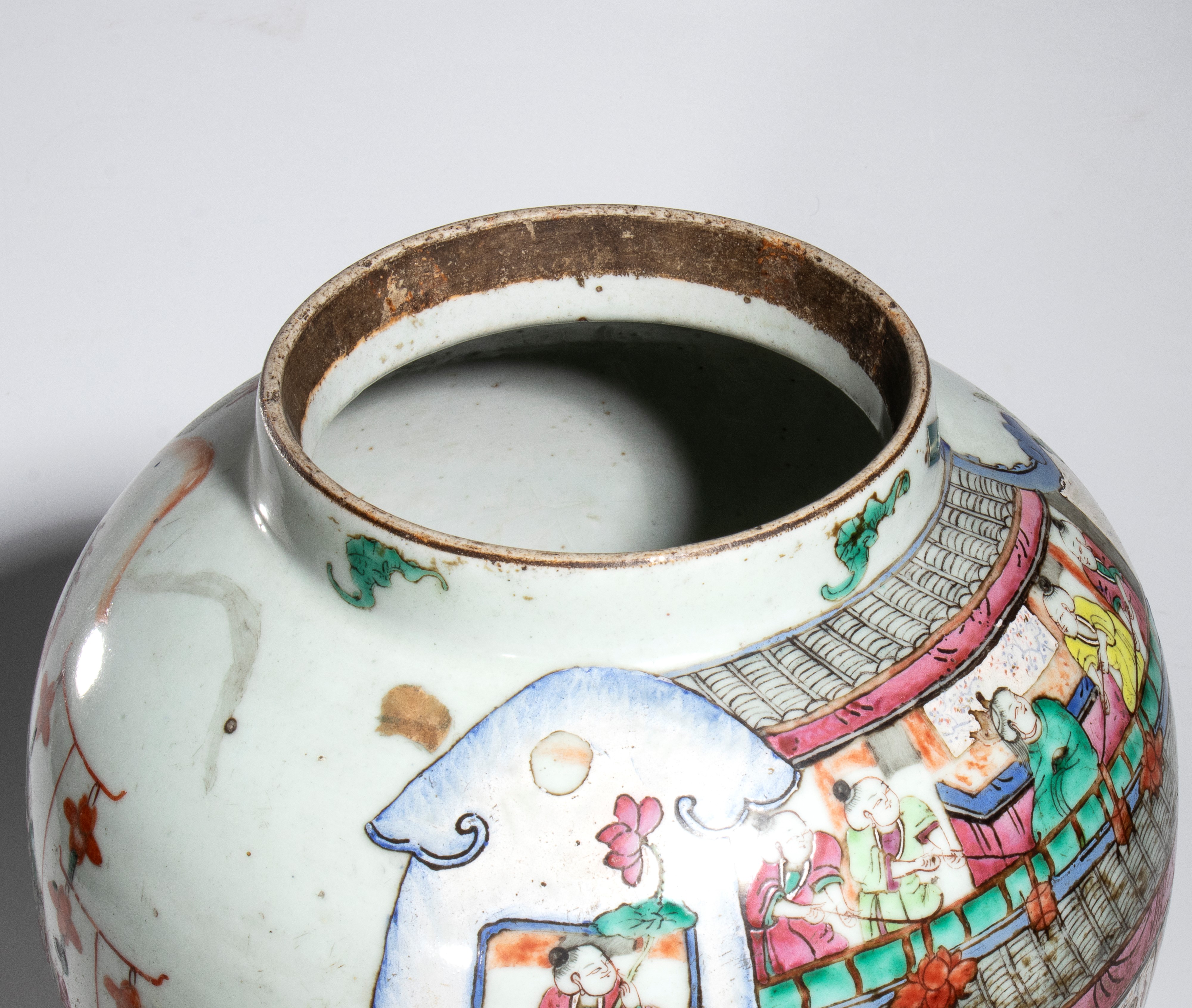 Cina XIX secolo, Vaso in porcellana decorato con scena della festa della barca del drago e motivo...
