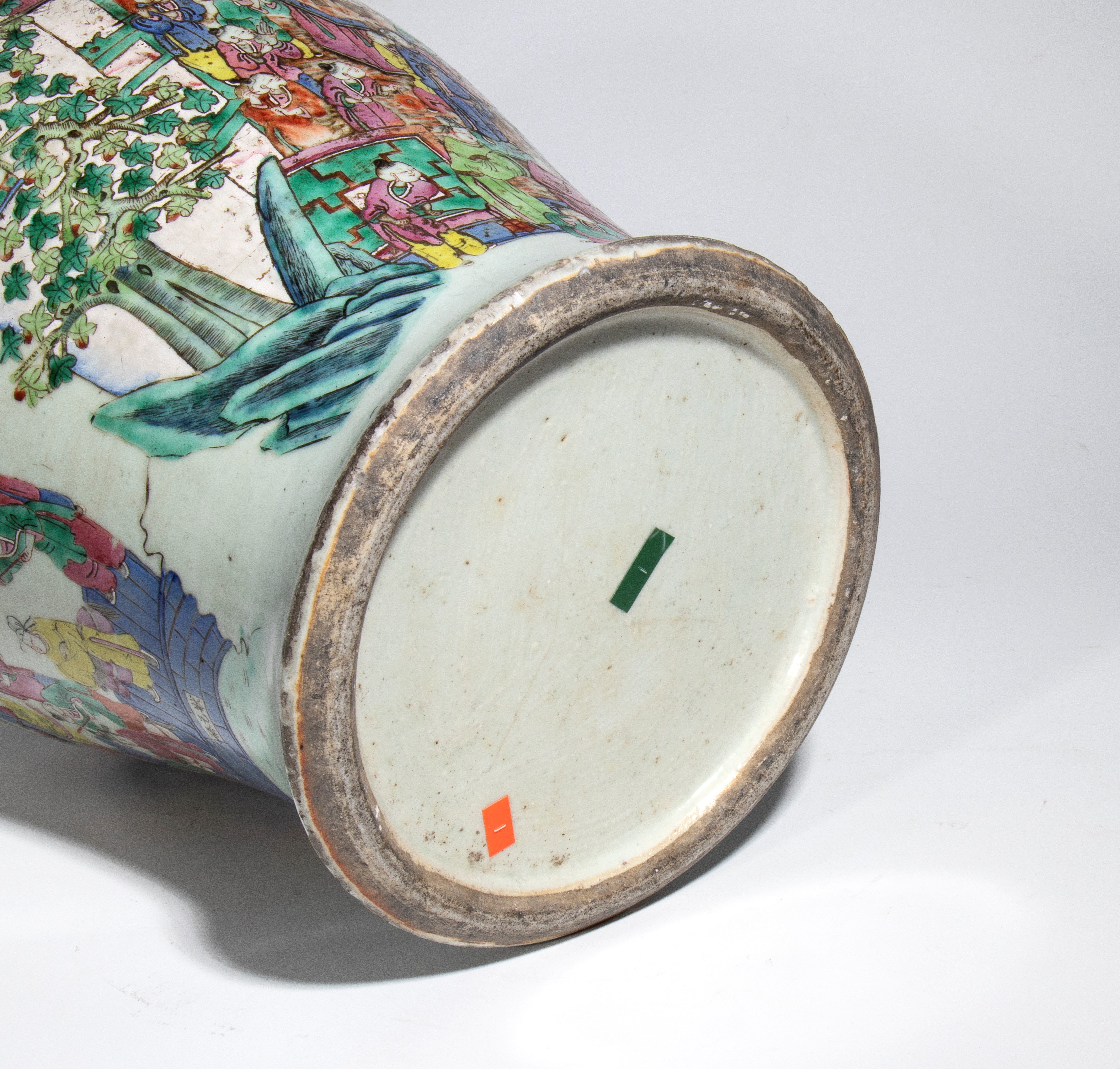 Cina XIX secolo, Vaso in porcellana decorato con scena della festa della barca del drago e motivo...