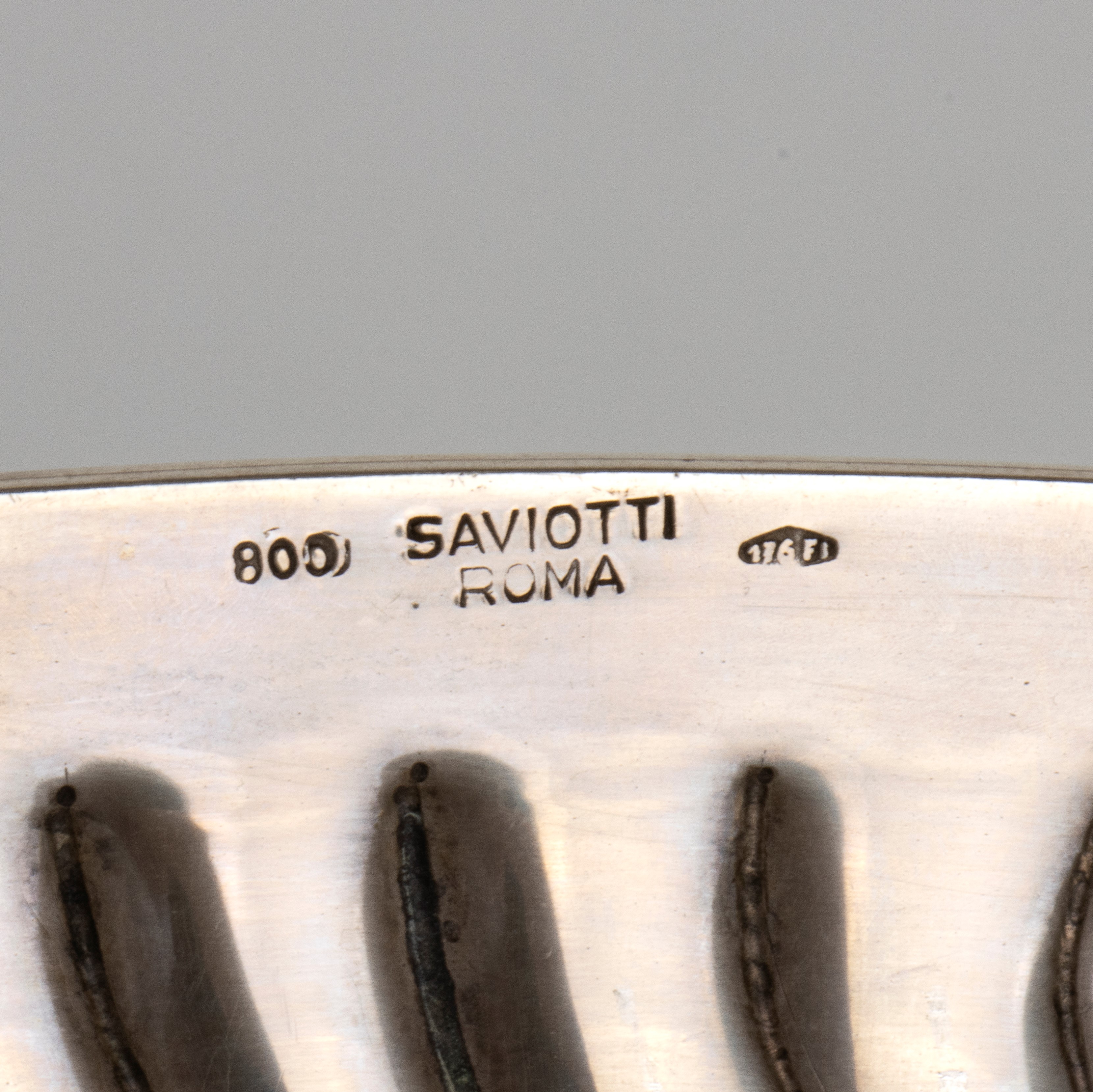 Vassoio ovale italiano in argento 800, punzonato “800 - 176 FI - SAVIOTTI ROMA” (metà XX secolo)