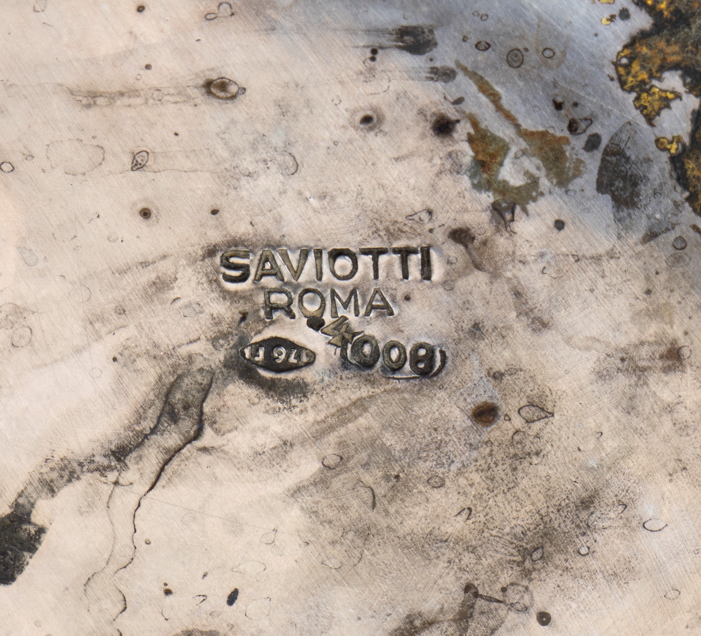 Saviotti (punzonatura), Coppia di teiera e caffettiera in argento 800, incisione a scanalatura el...